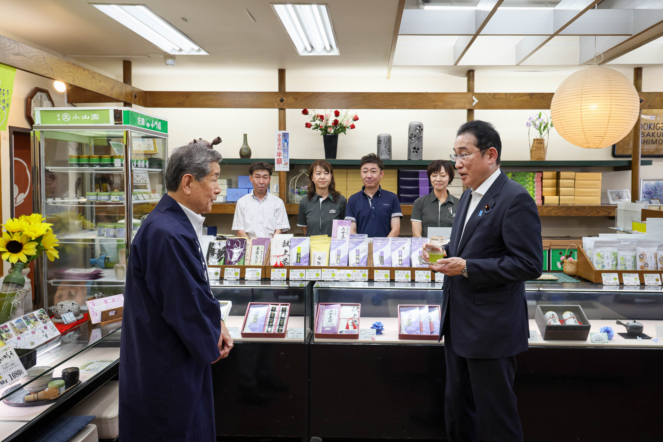 佐倉城下町商店会を視察する岸田総理４