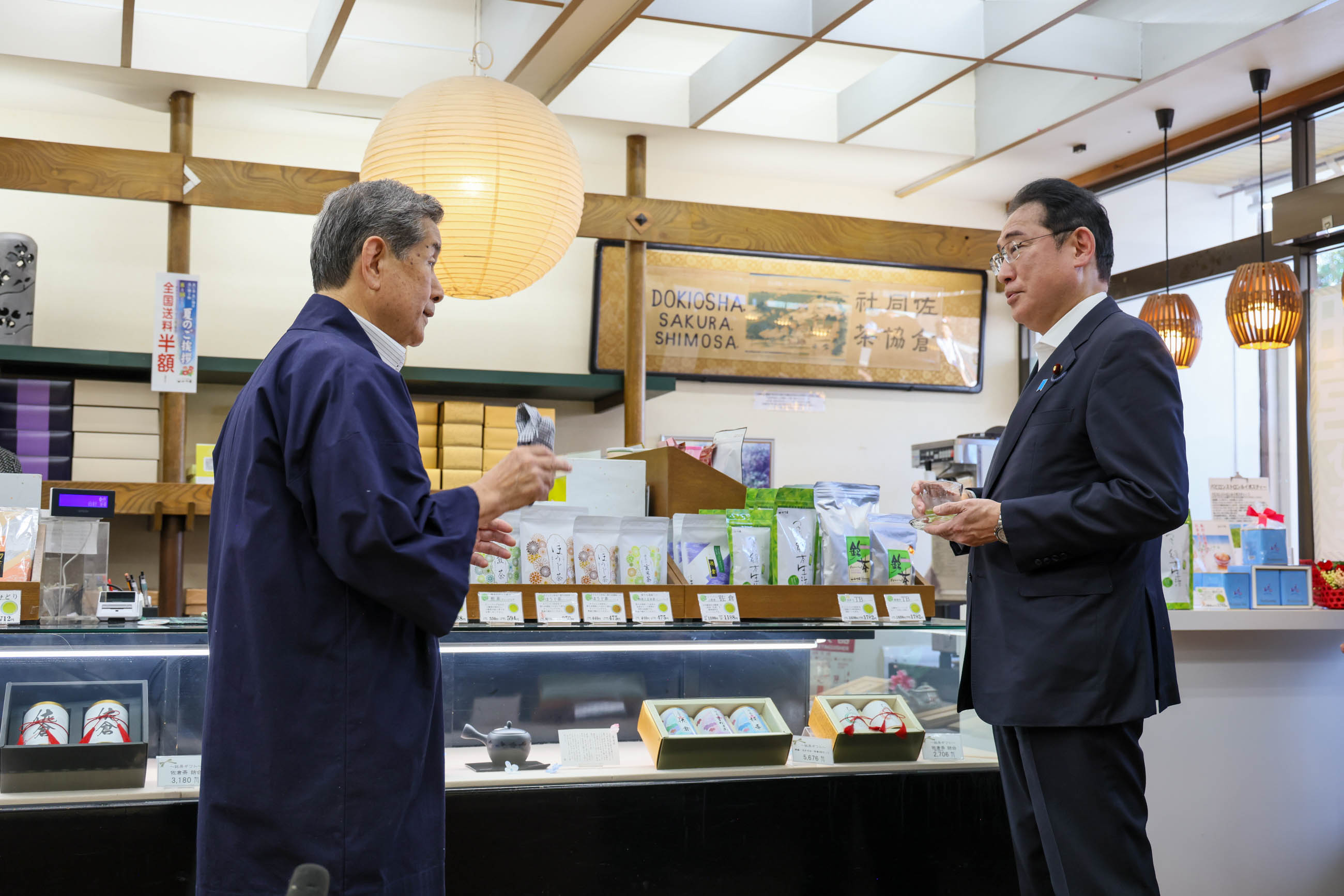 佐倉城下町商店会を視察する岸田総理５