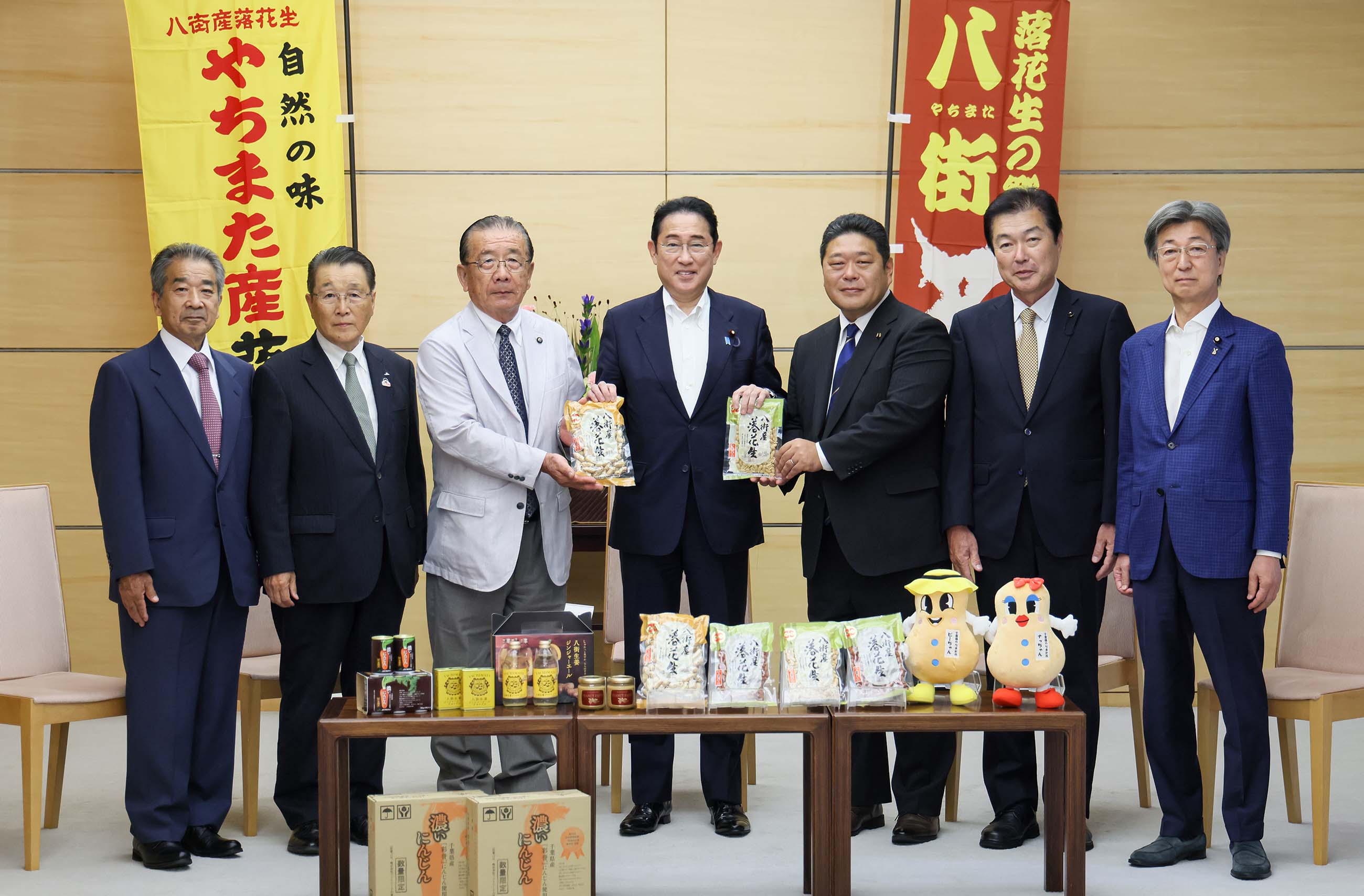 千葉県八街市訪問団による落花生の贈呈