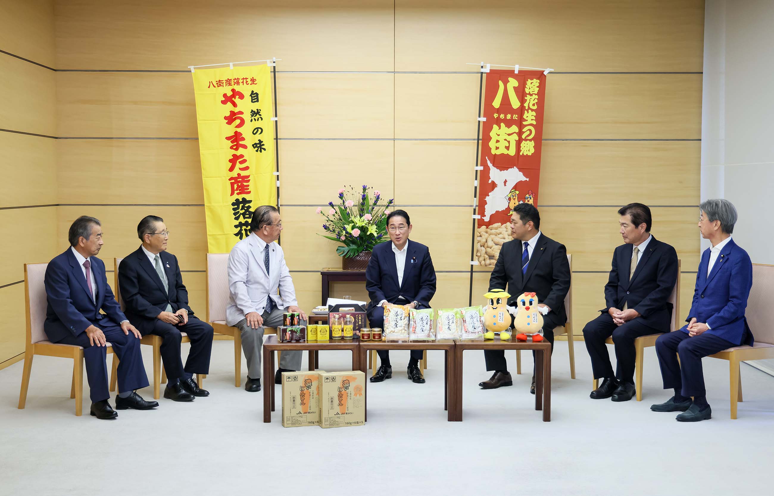 贈呈を受ける岸田総理３