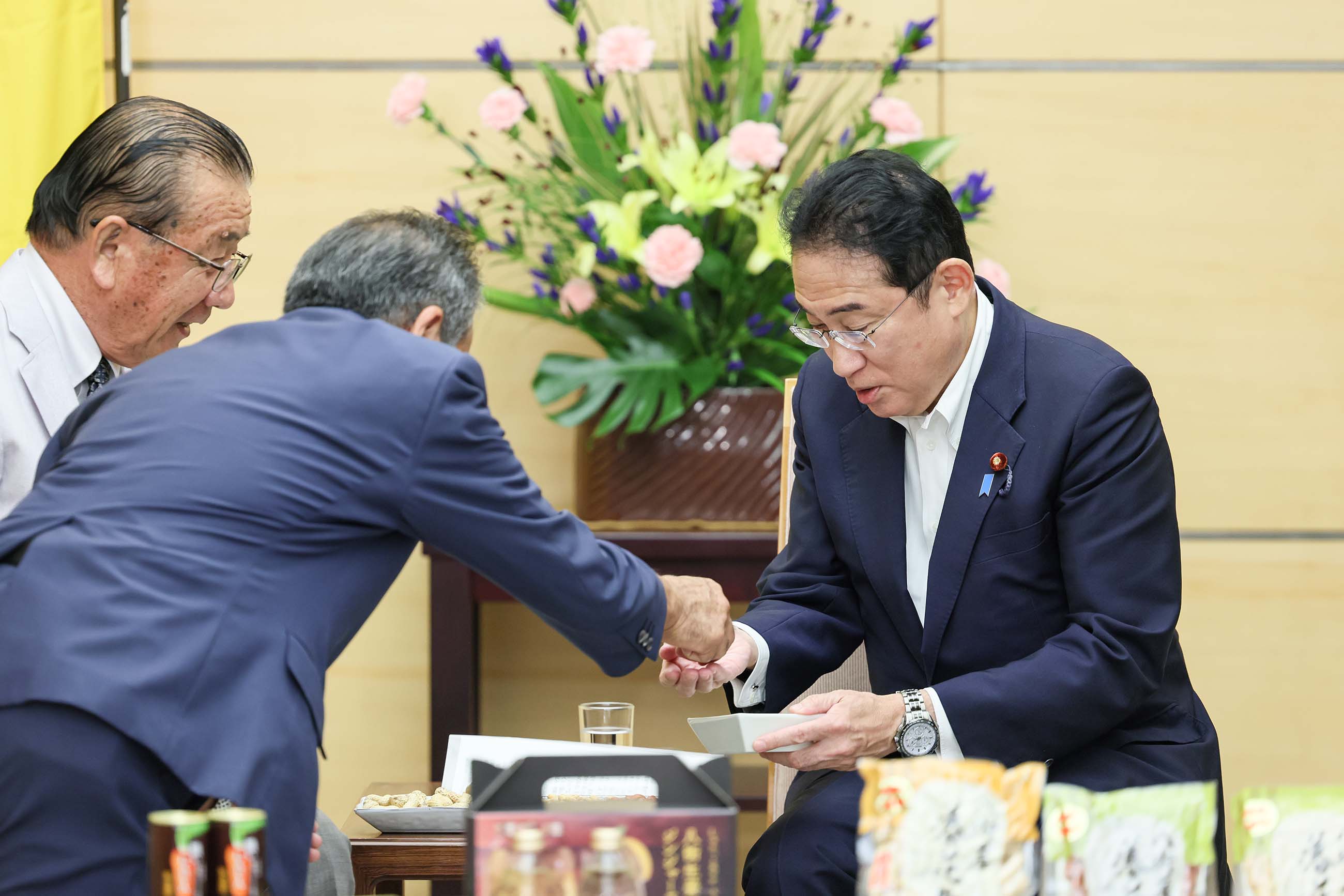 贈呈を受ける岸田総理４