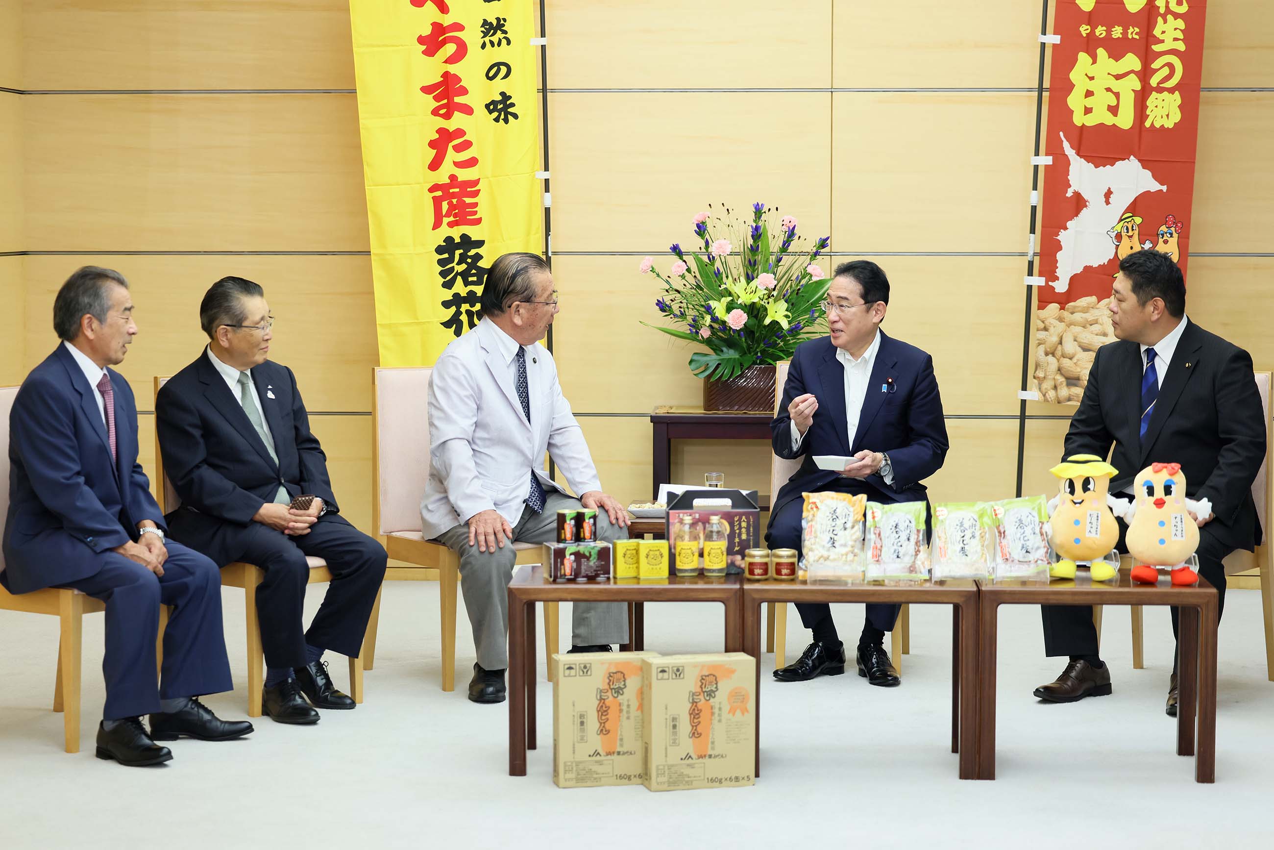 贈呈を受ける岸田総理６