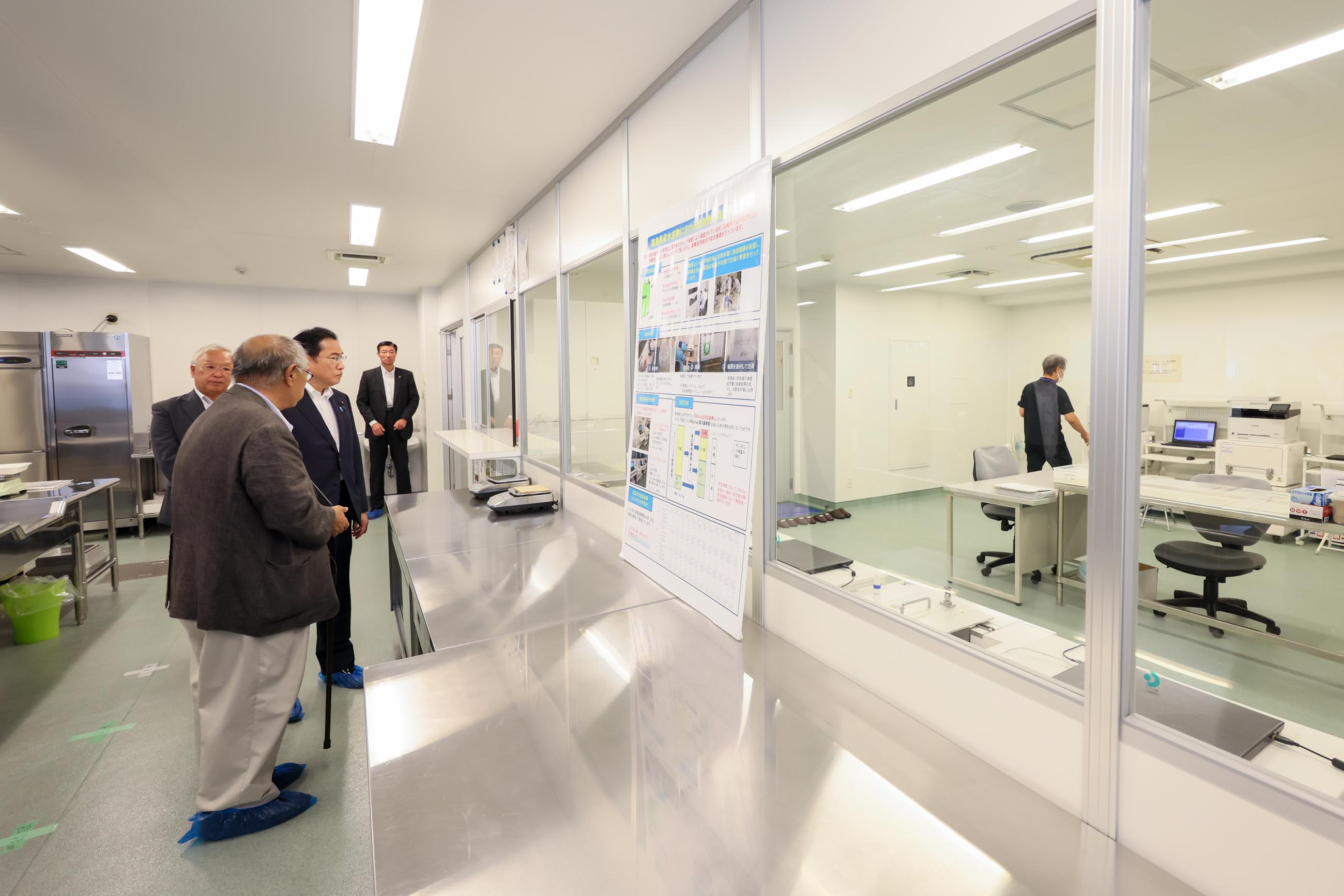 小名浜魚市場を視察する岸田総理３