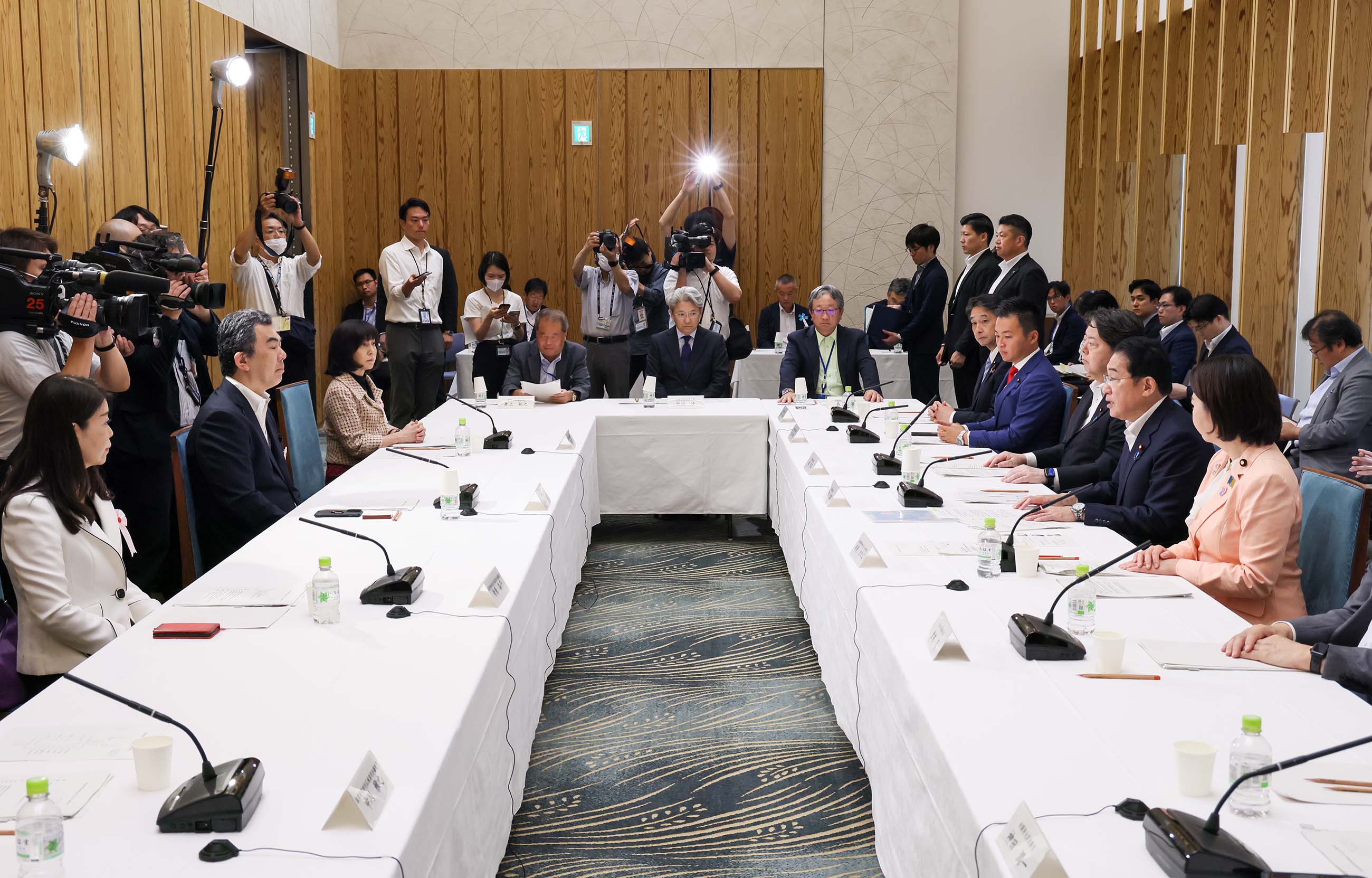 会議のまとめを行う岸田総理２