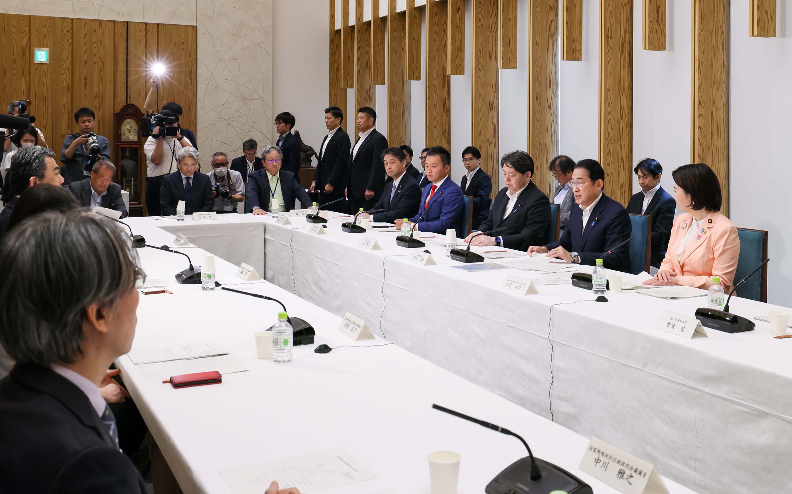 会議のまとめを行う岸田総理５