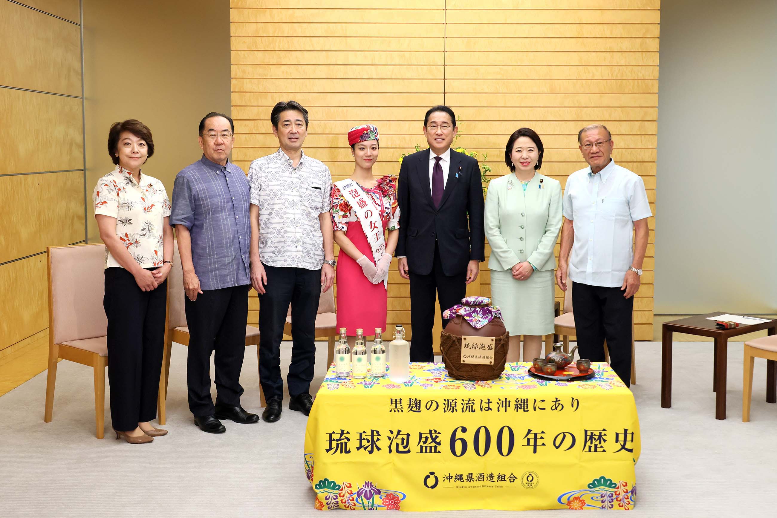 贈呈を受ける岸田総理１