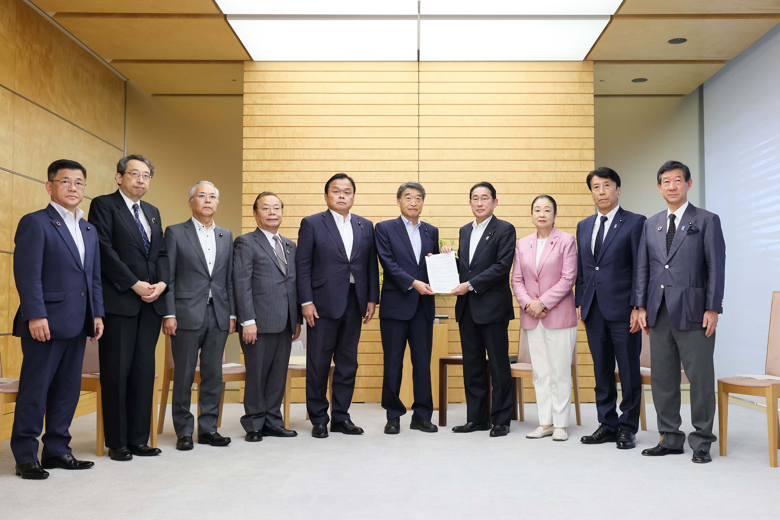 提言を受け取る岸田総理１