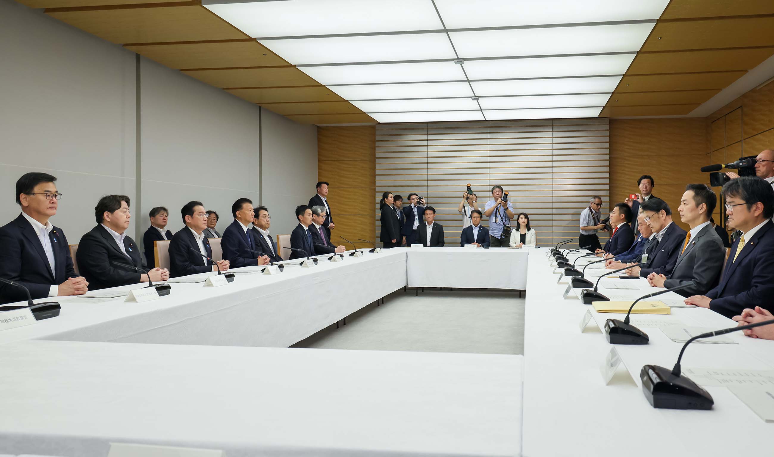 会議に臨む岸田総理６