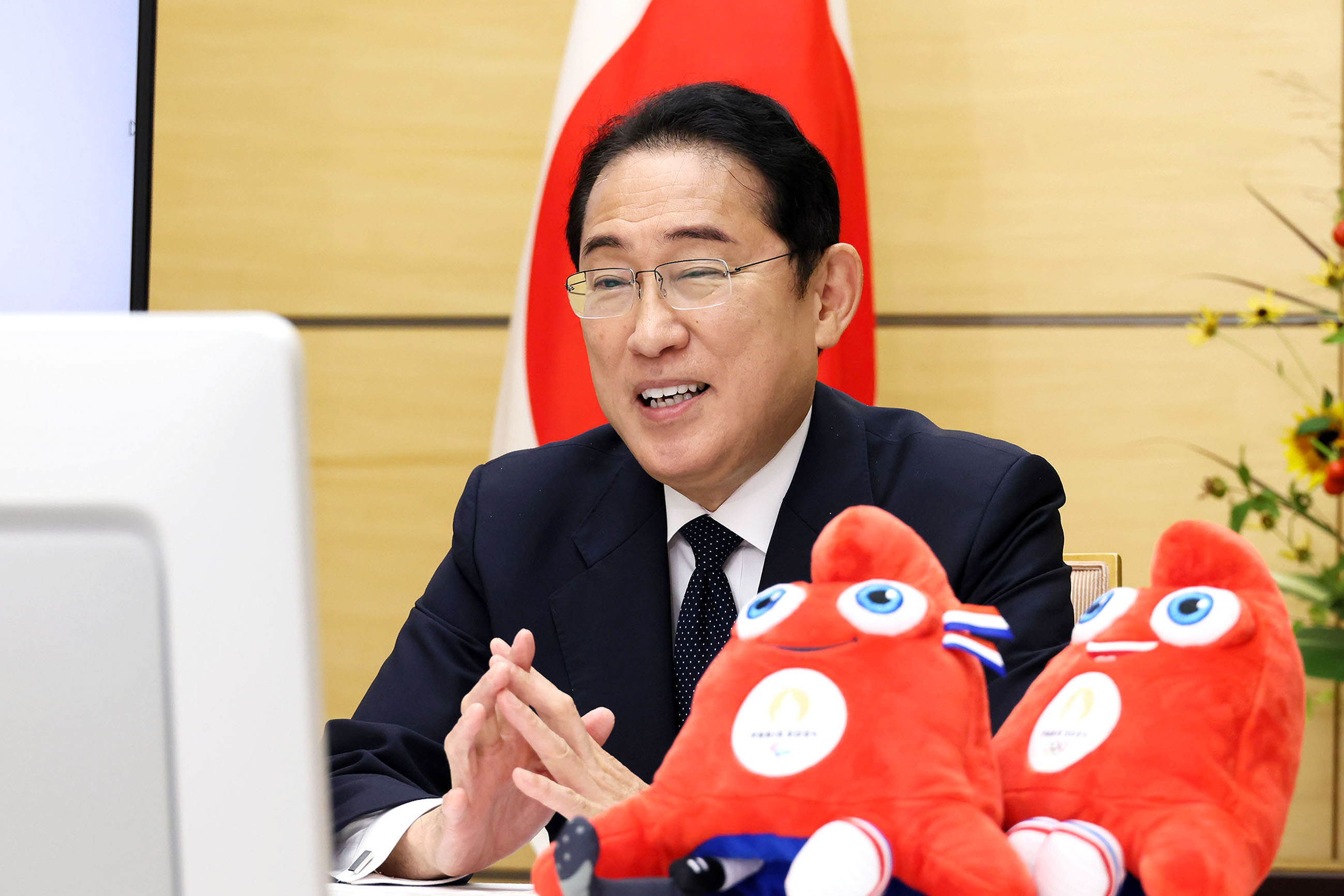 鈴木選手及び木村選手へ祝意の伝達をする岸田総理２