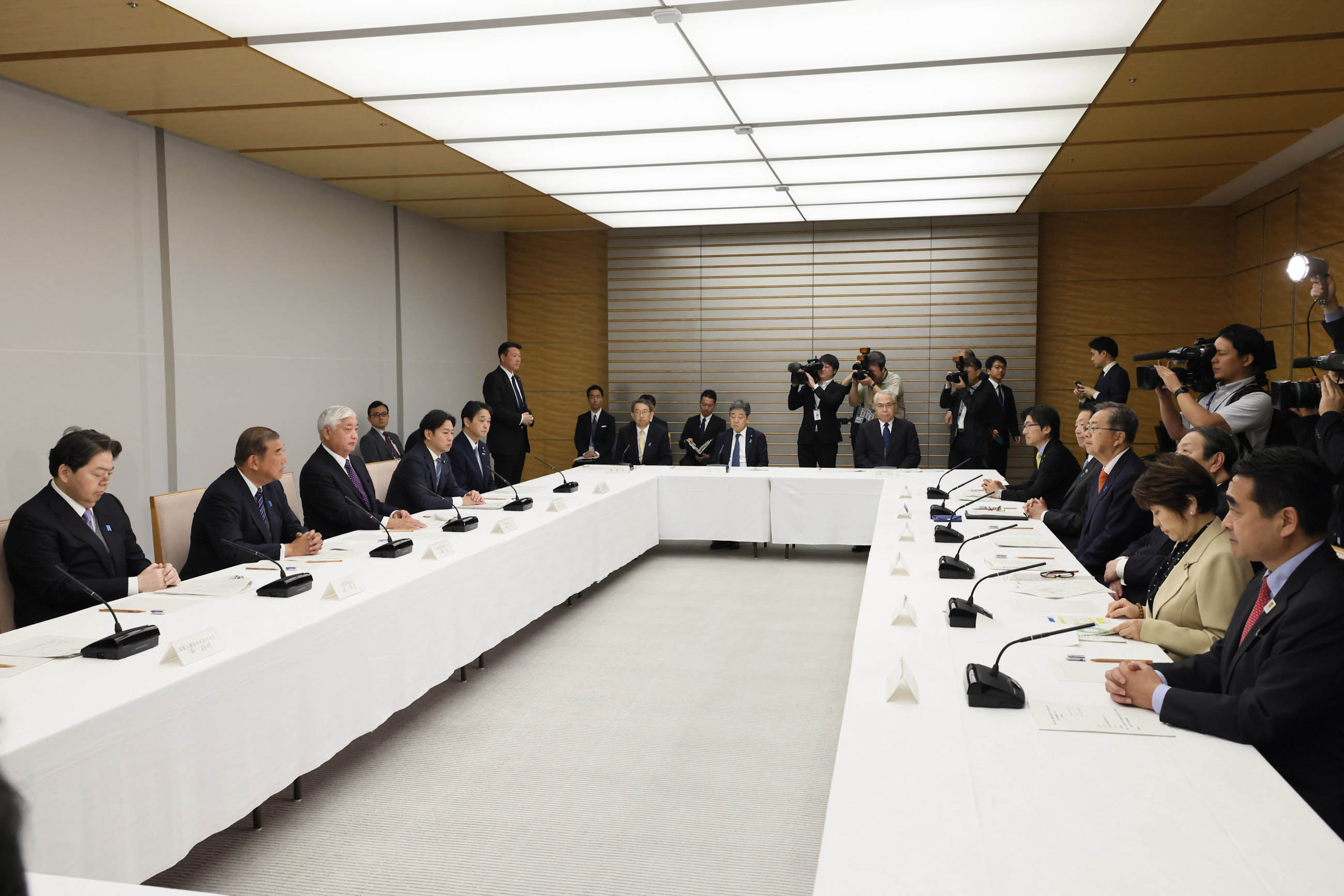 会議のまとめを行う石破総理４