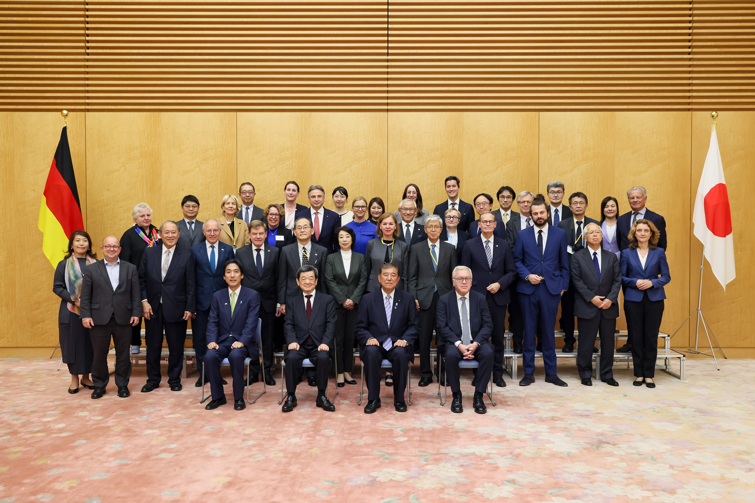 日独フォーラム参加者による表敬