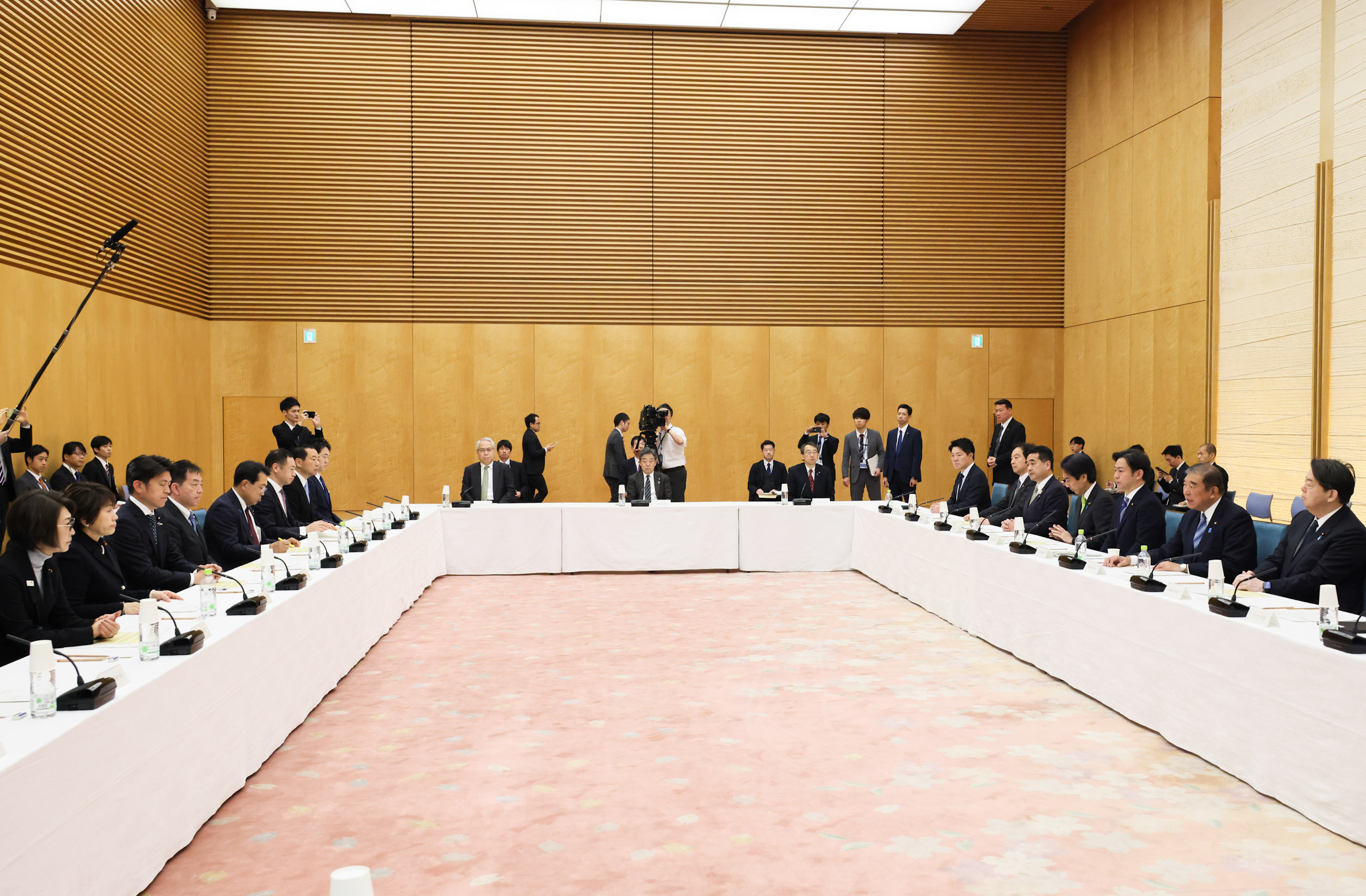 会議のまとめを行う石破総理２