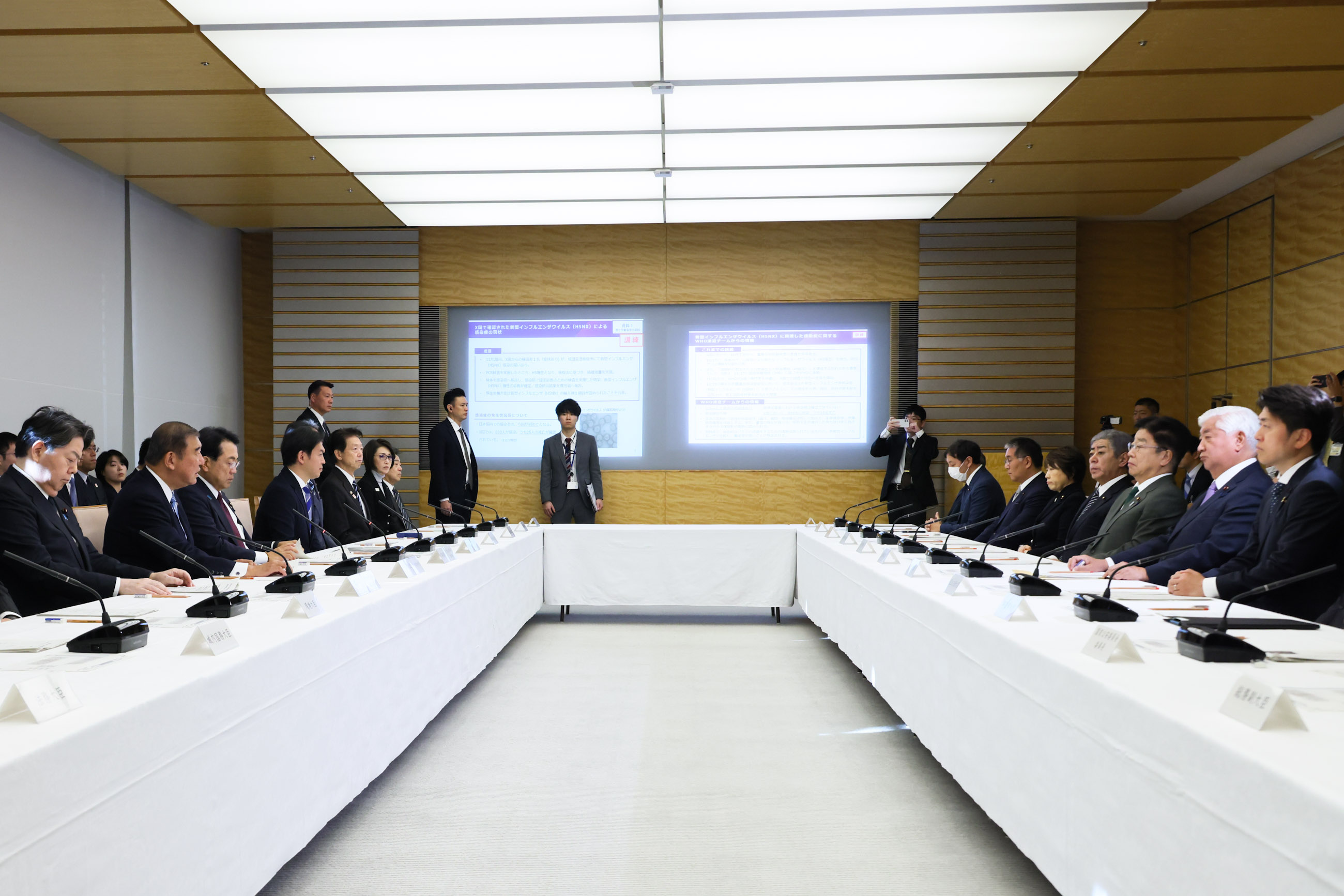 訓練の講評を述べる石破総理３