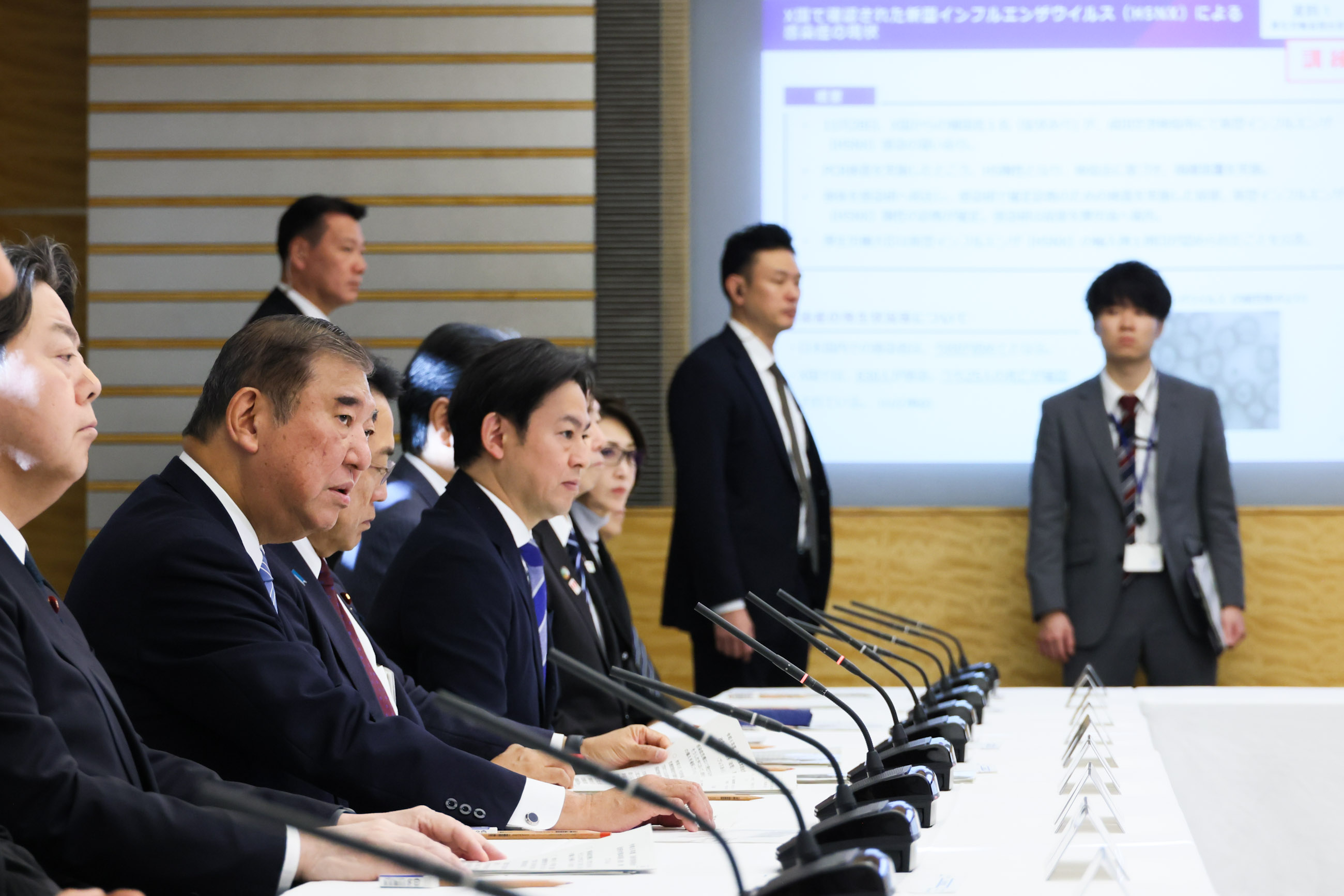 訓練の講評を述べる石破総理４