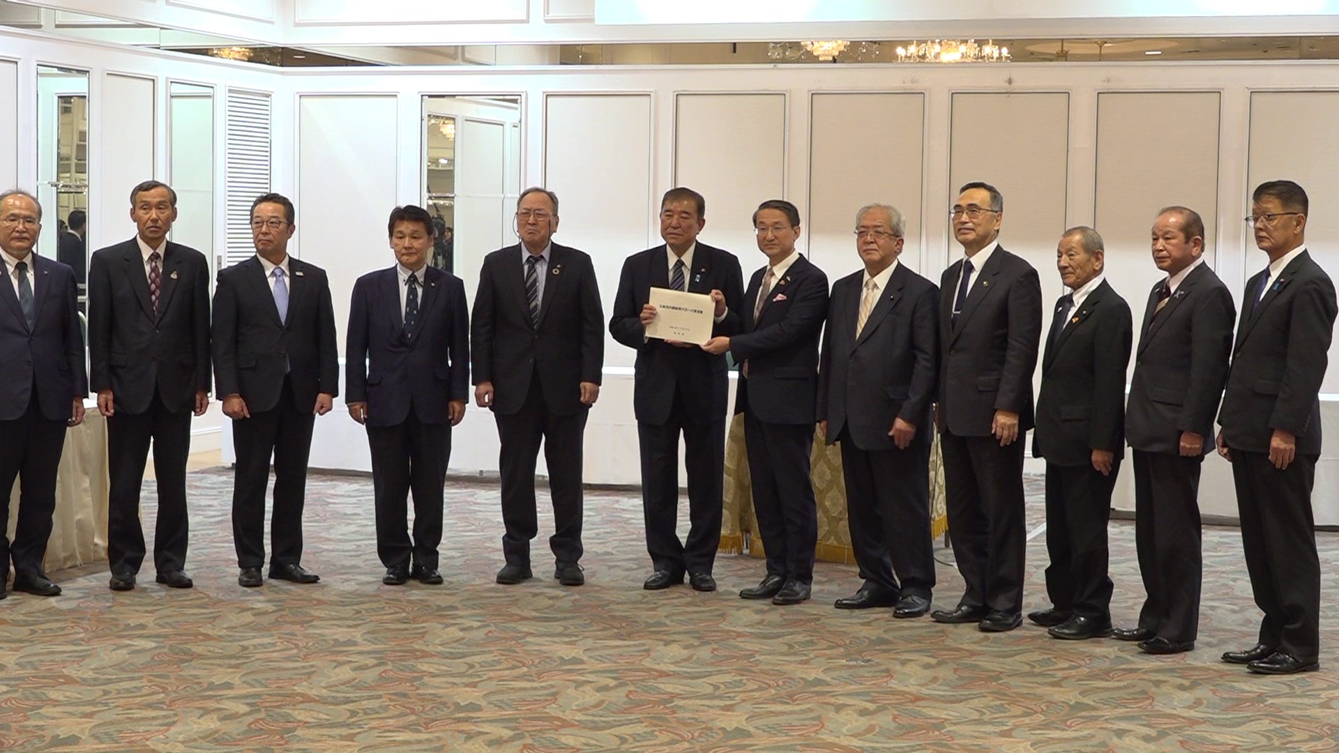 要望書を受け取る石破総理２