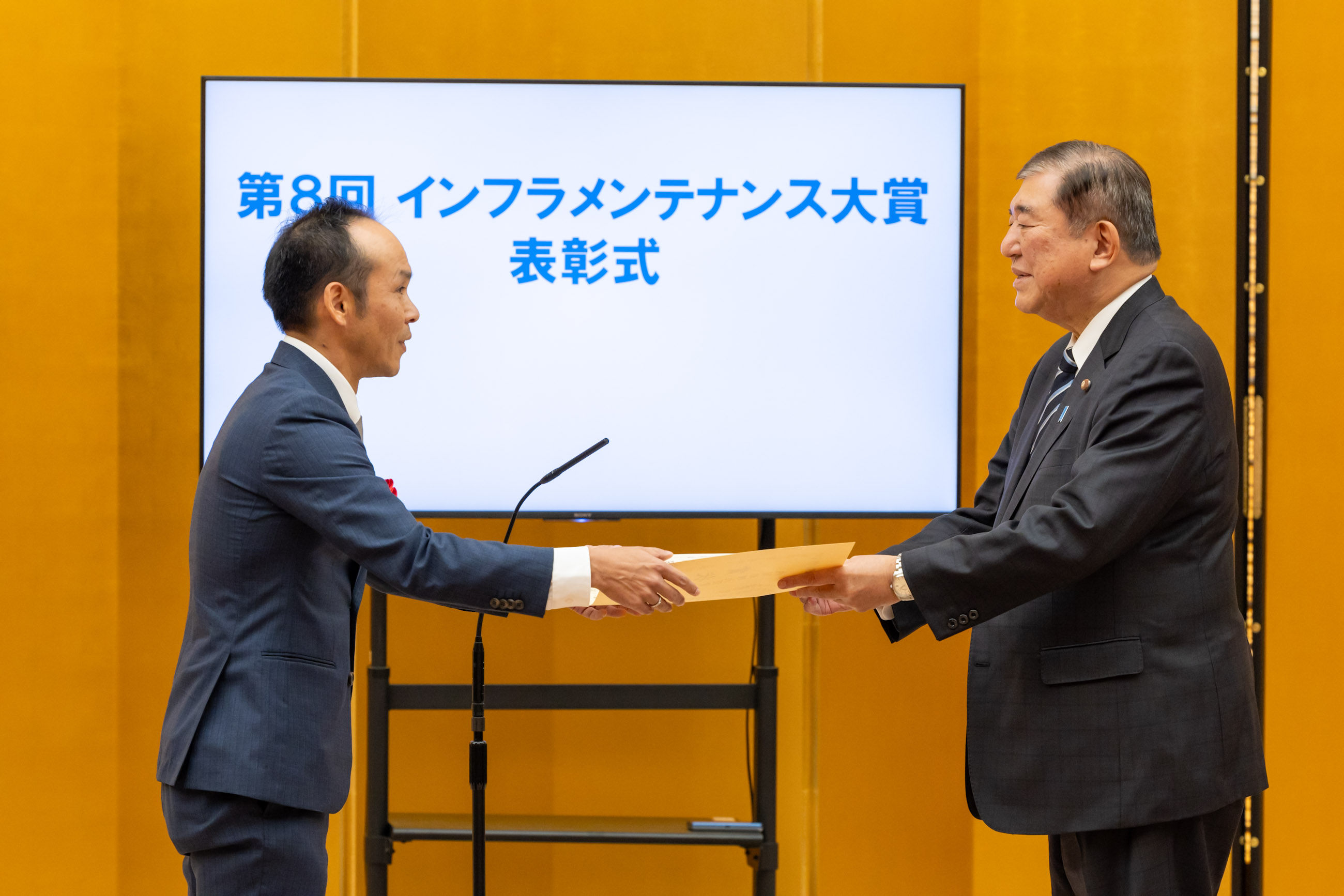 表彰状を授与する石破総理