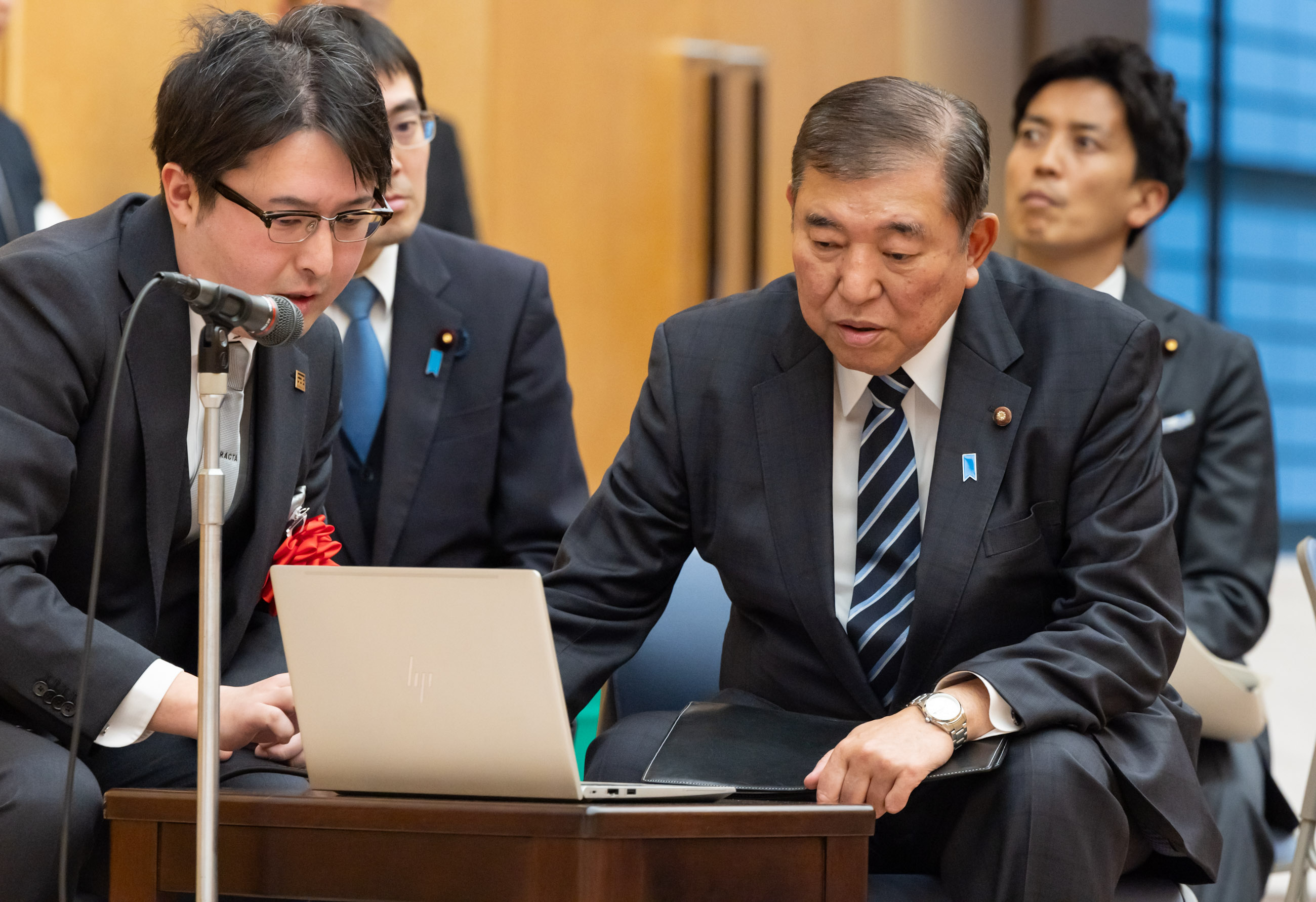 説明を聞く石破総理１