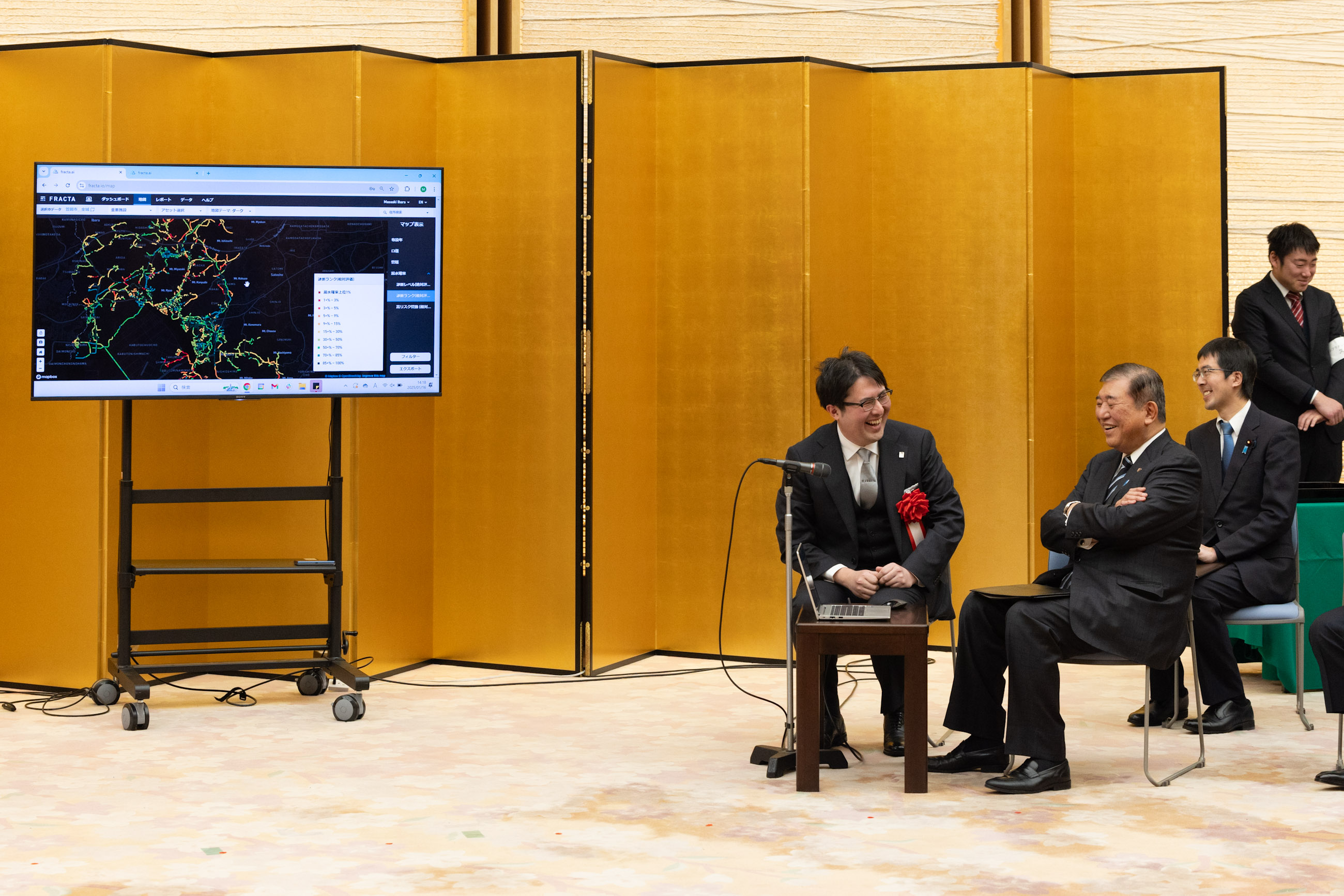 説明を聞く石破総理２