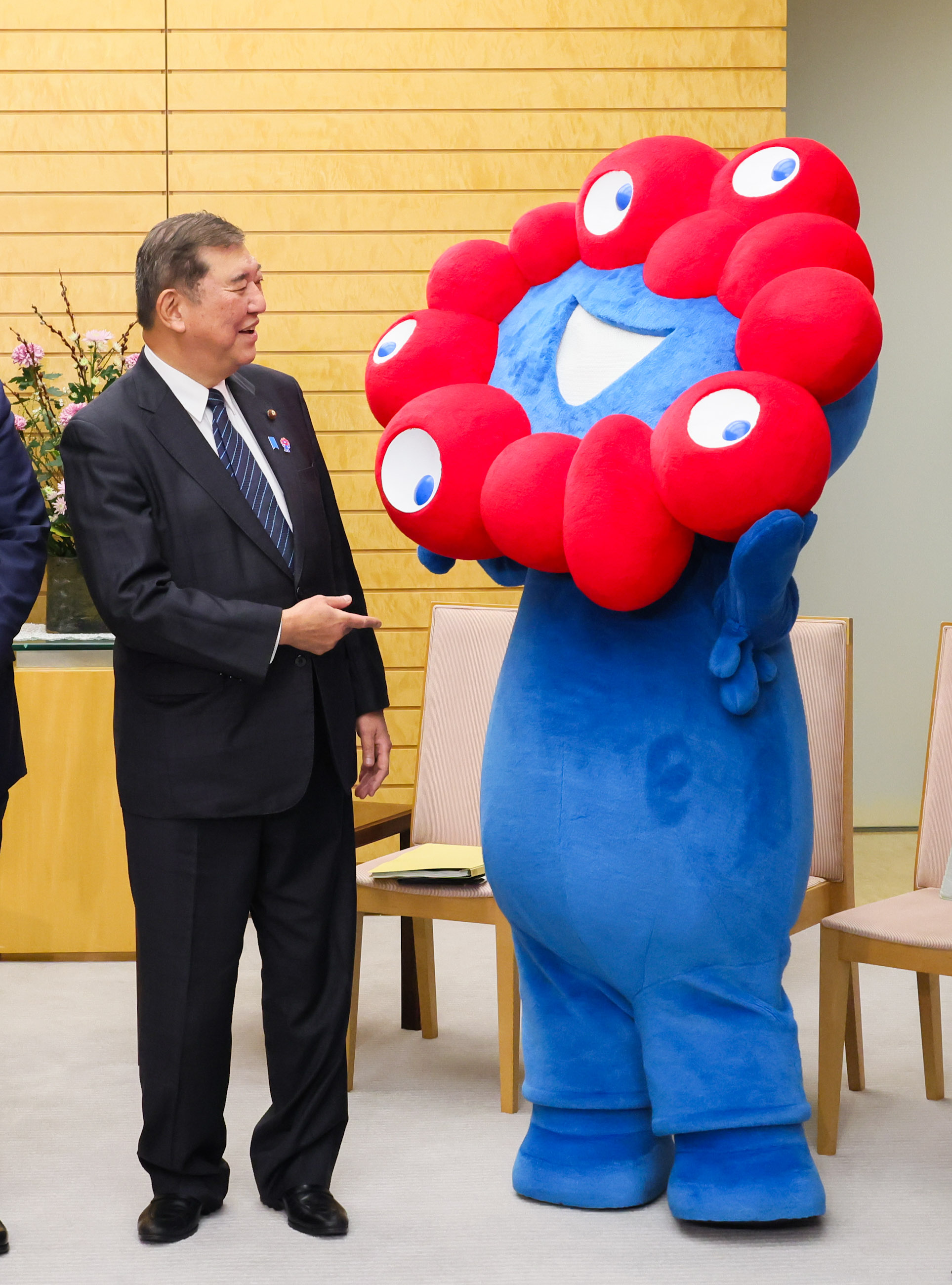 大阪・関西万博イメージキャラクター（ミャクミャク）と石破総理