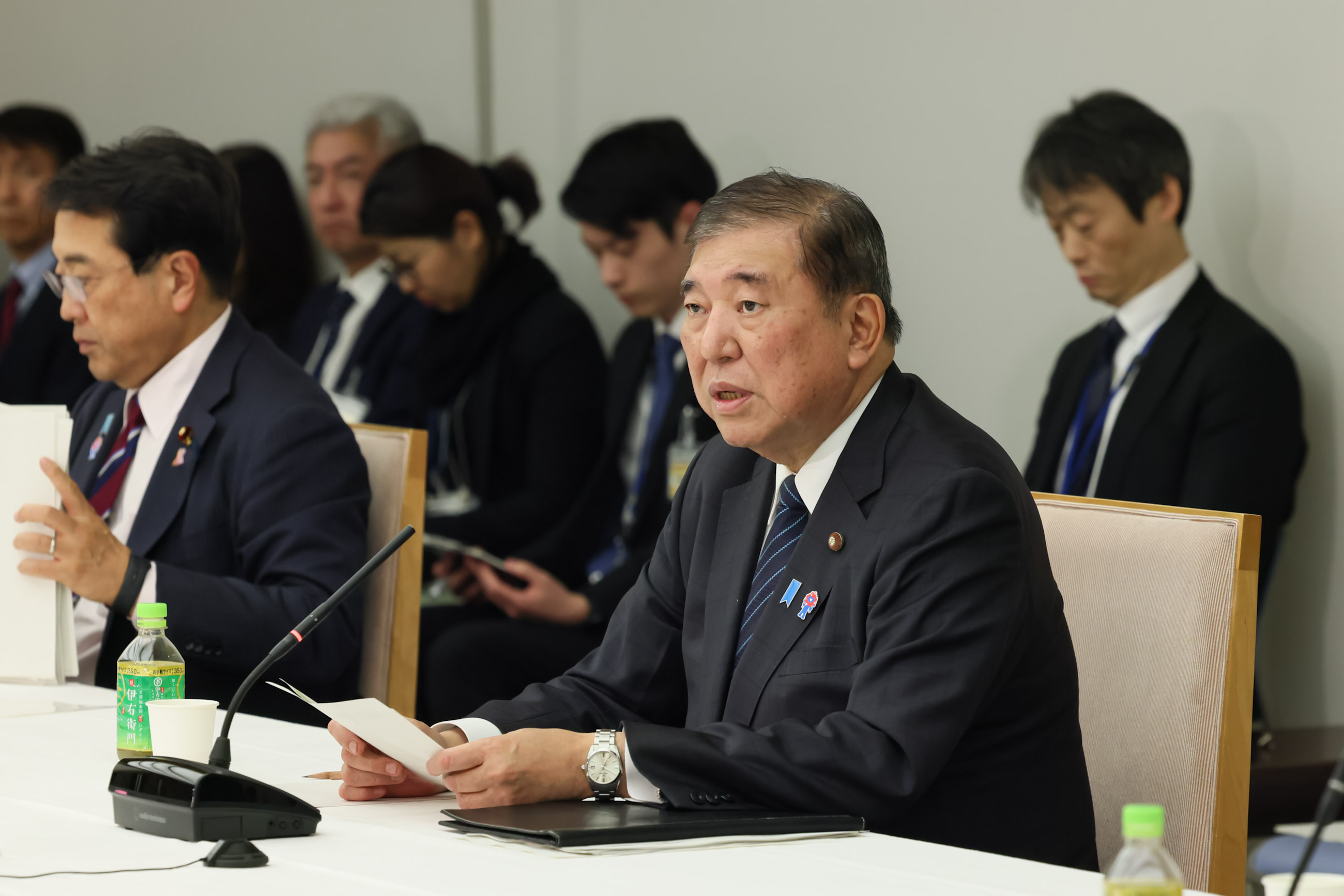 会議のまとめを行う石破総理１