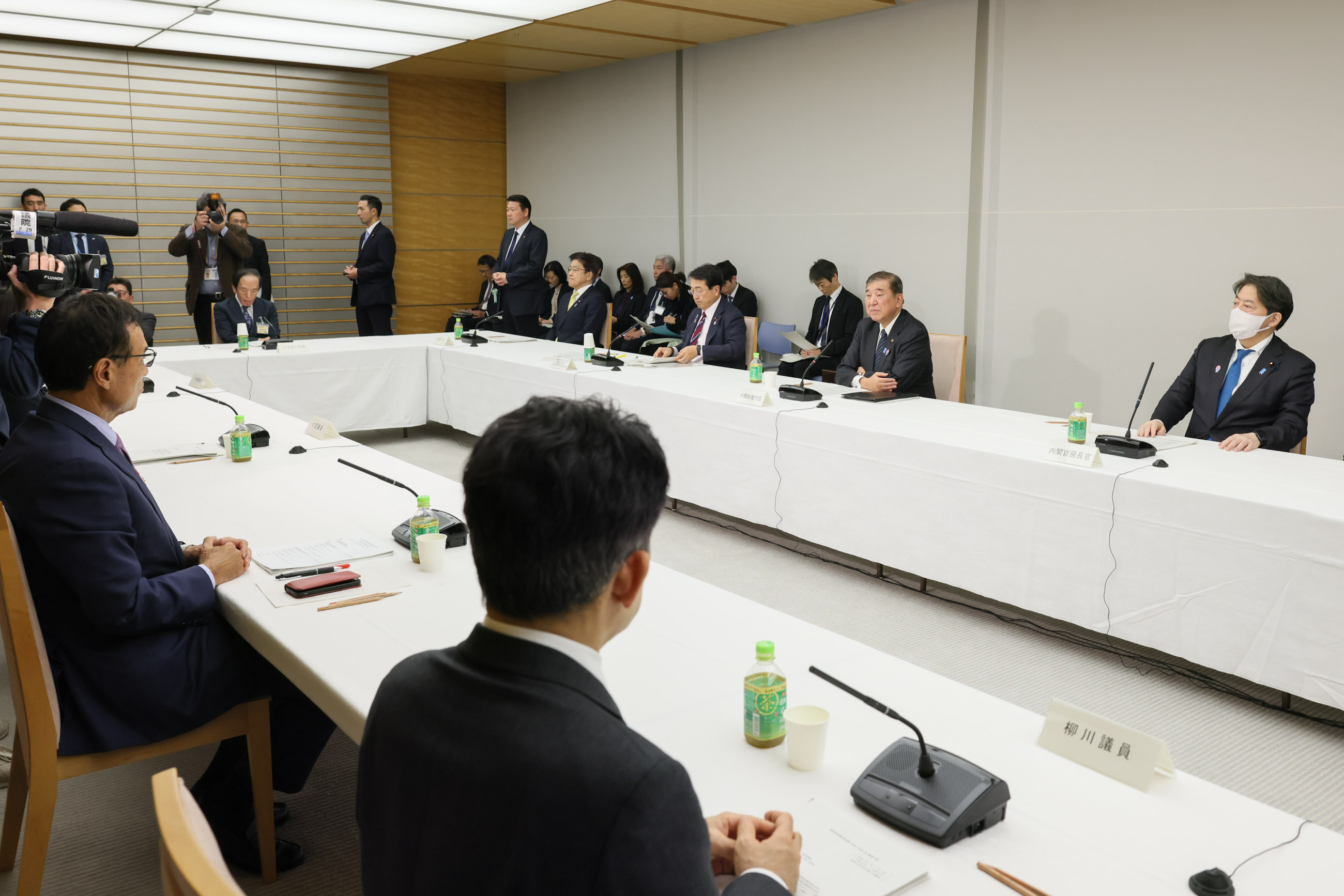 会議のまとめを行う石破総理２