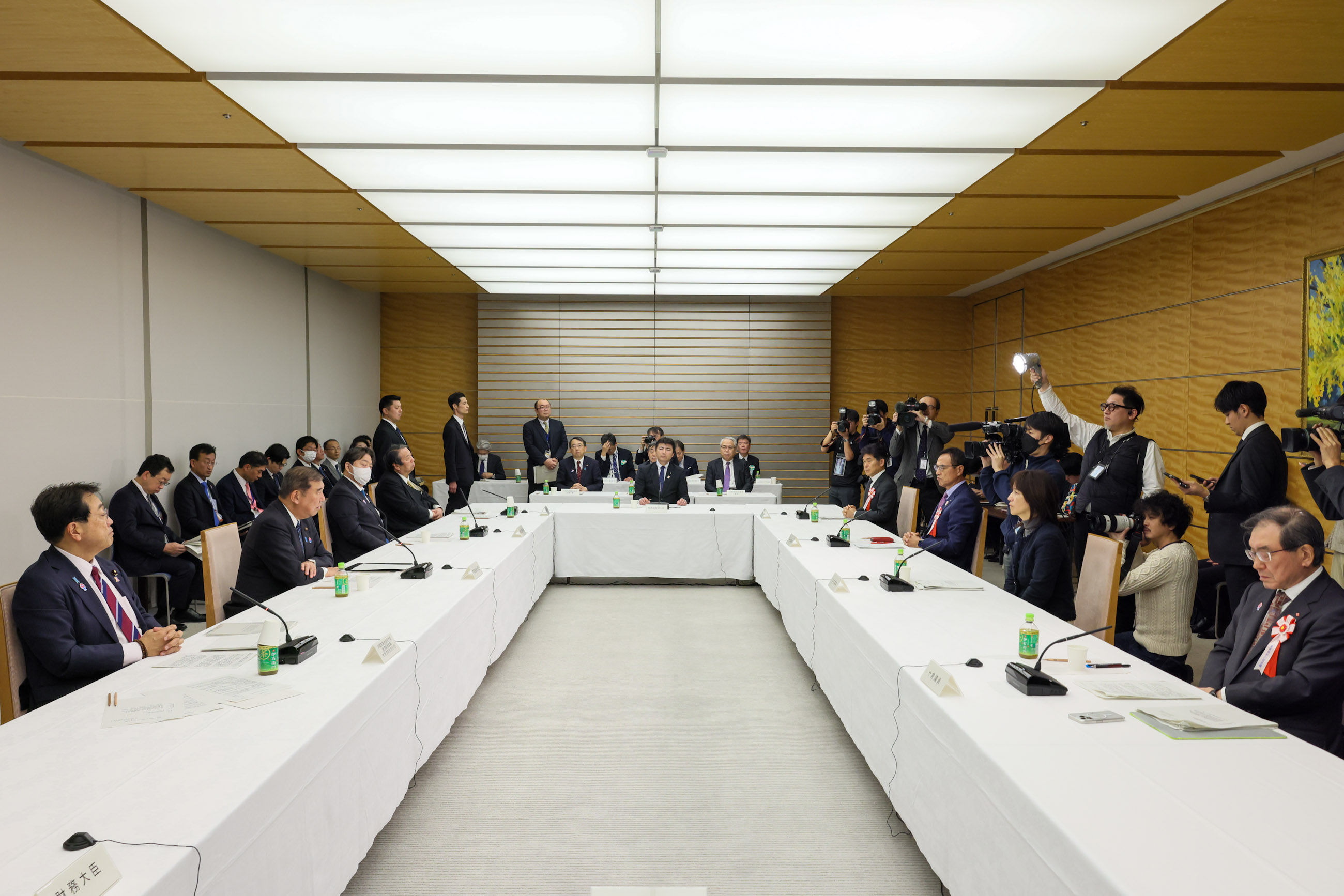 会議のまとめを行う石破総理３