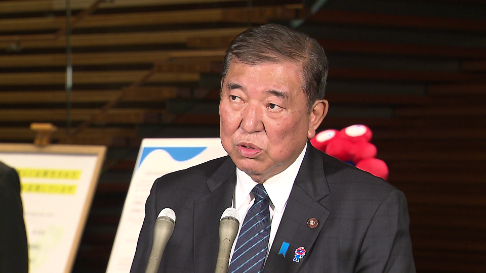 記者の質問に答える石破総理