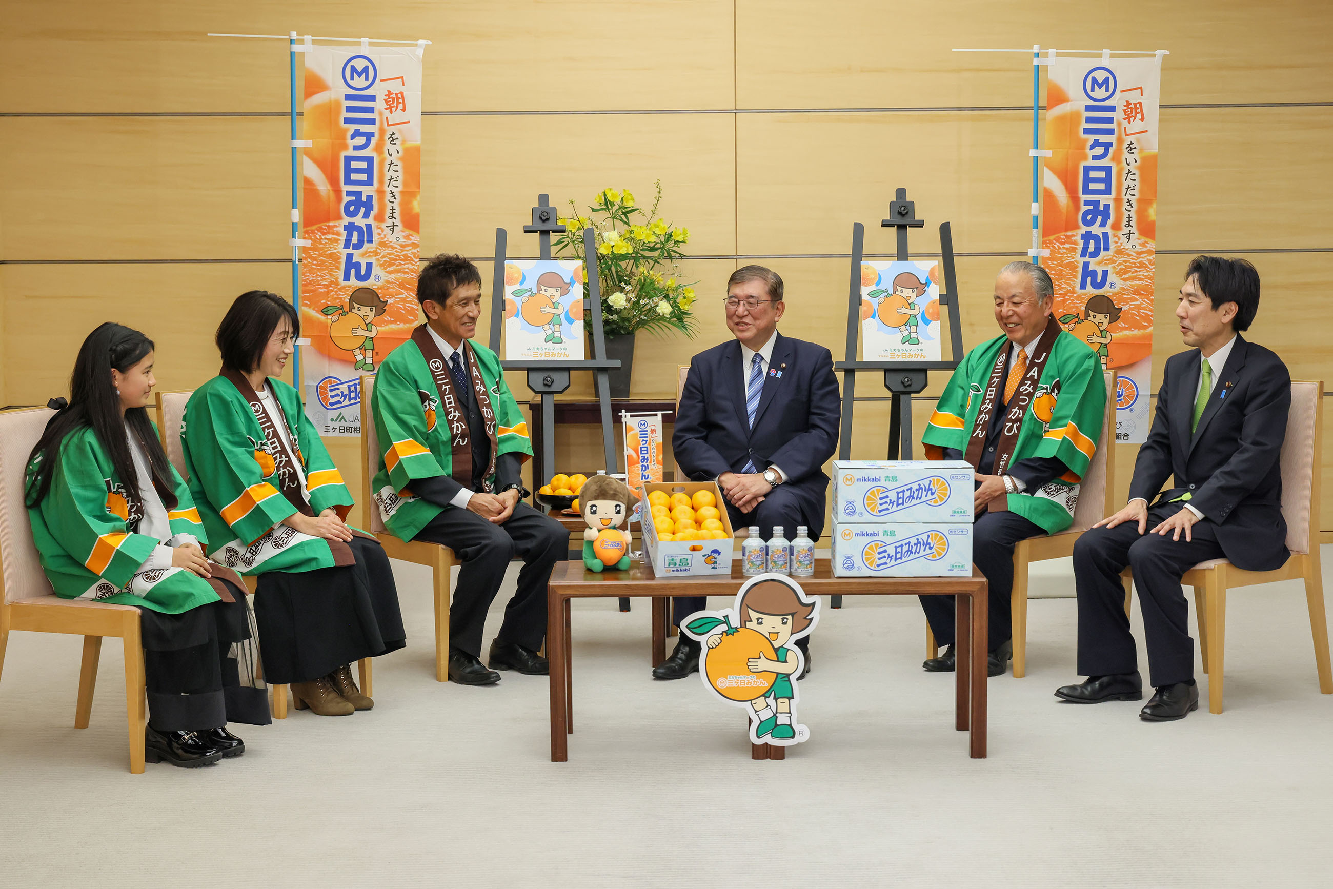 贈呈を受ける石破総理２