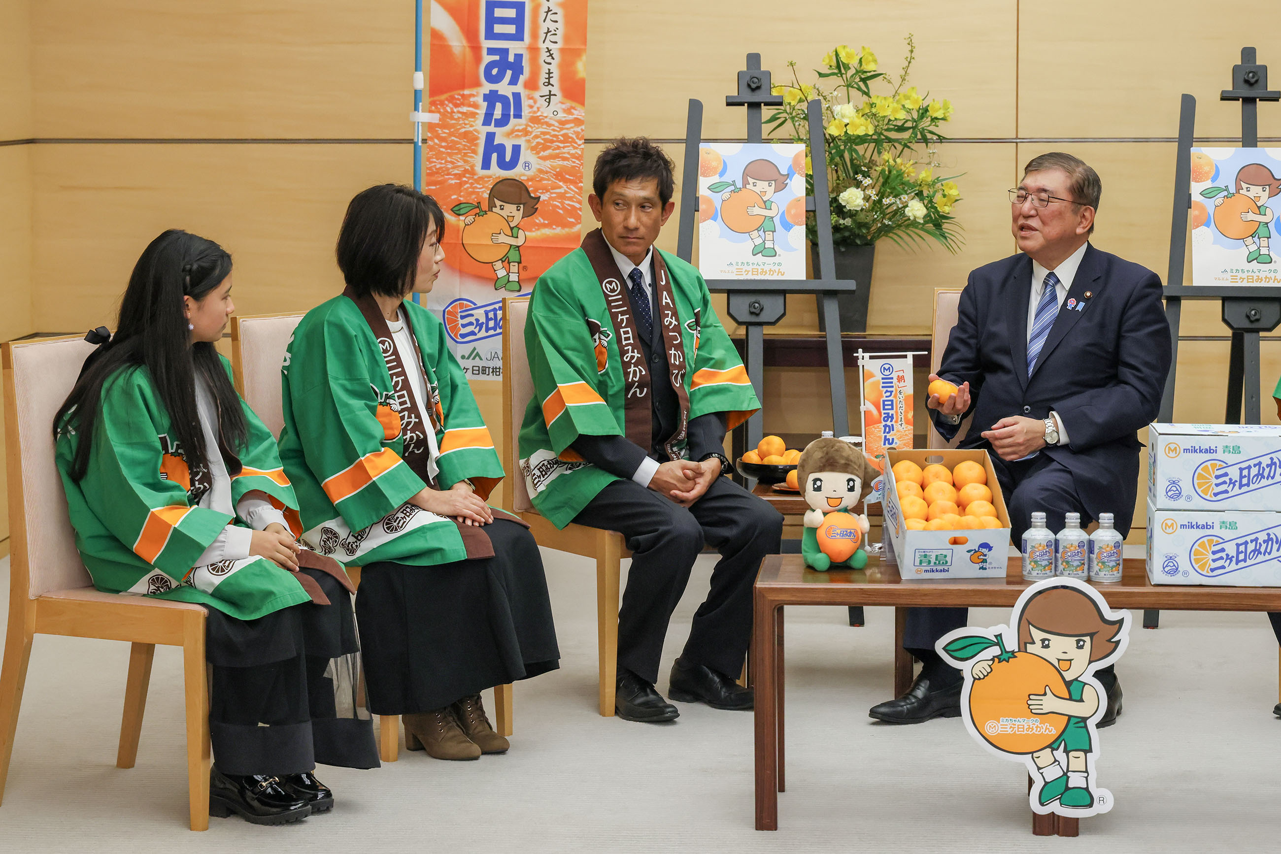 贈呈を受ける石破総理３