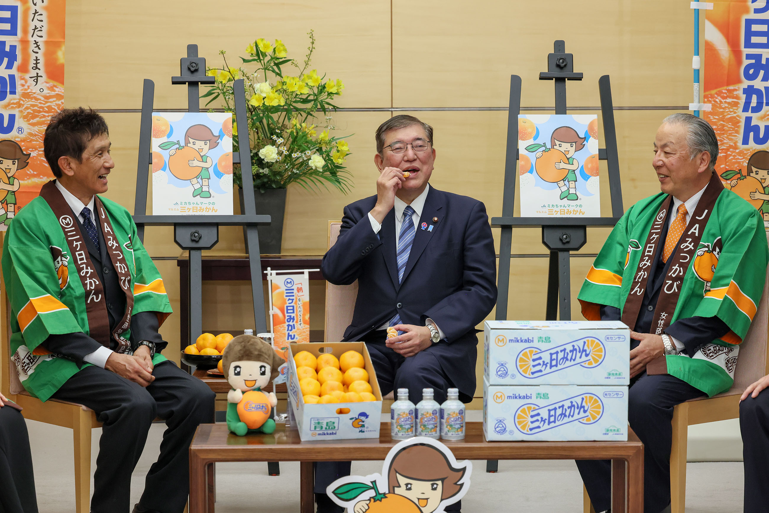 贈呈を受ける石破総理４