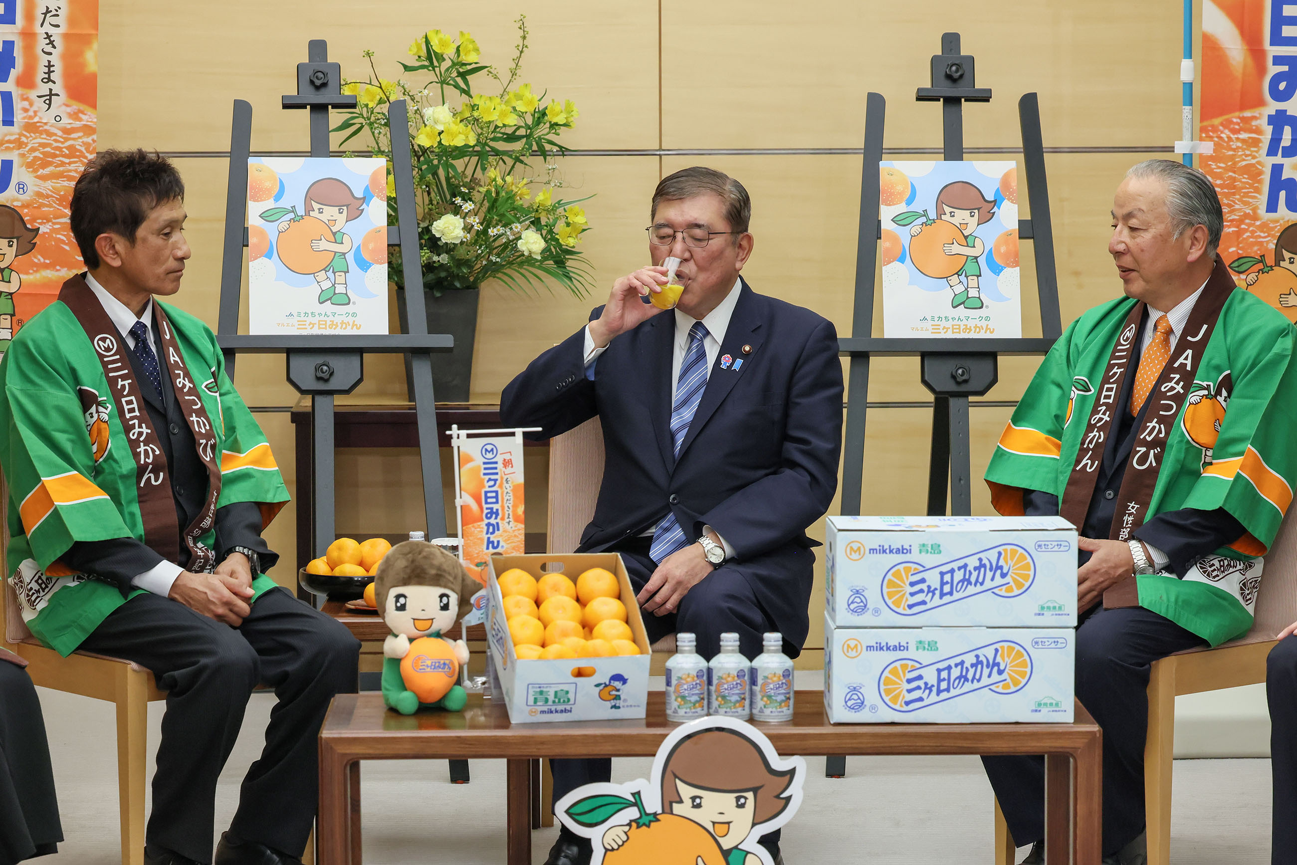 贈呈を受ける石破総理５