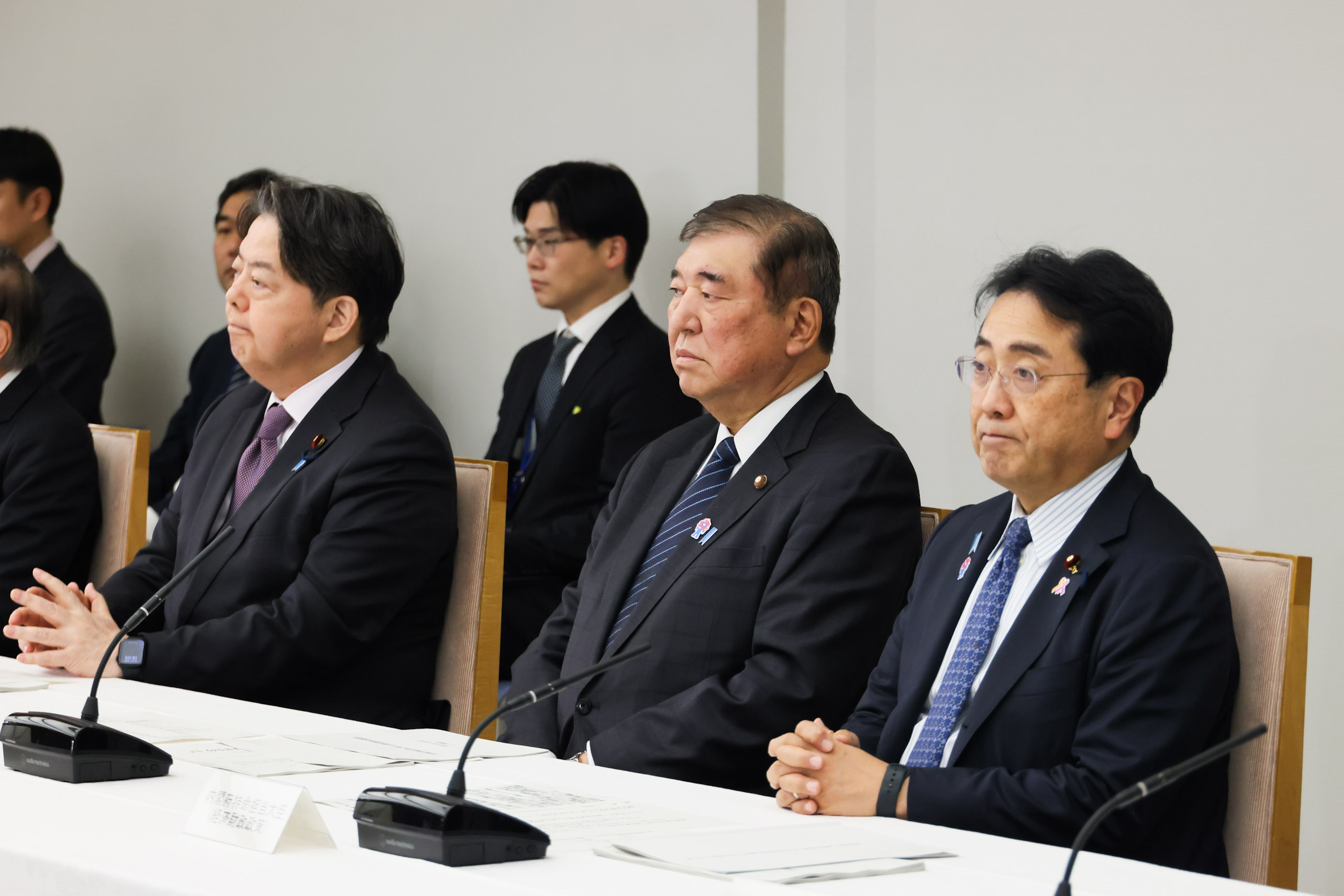 会議に臨む石破総理１