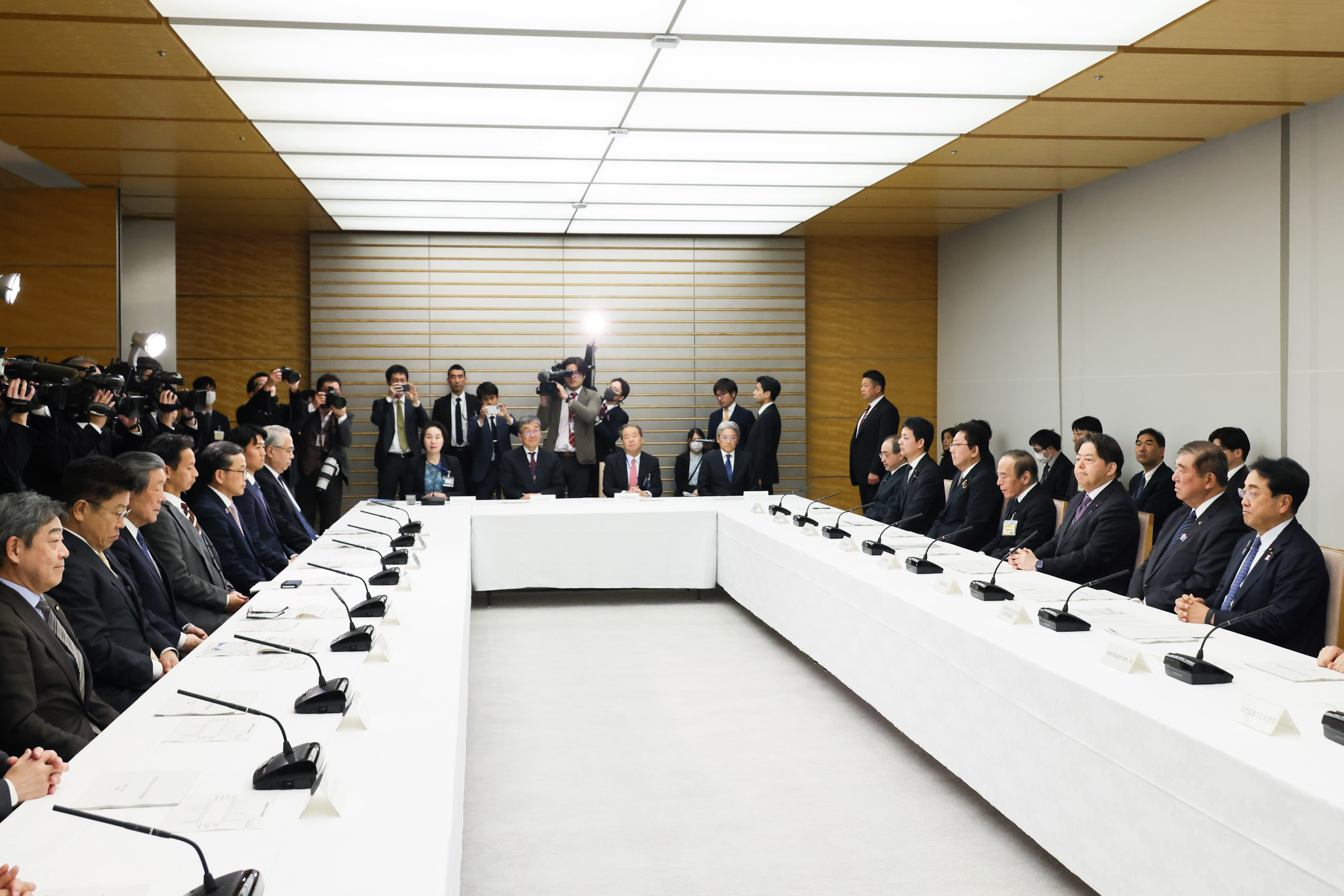 会議に臨む石破総理２