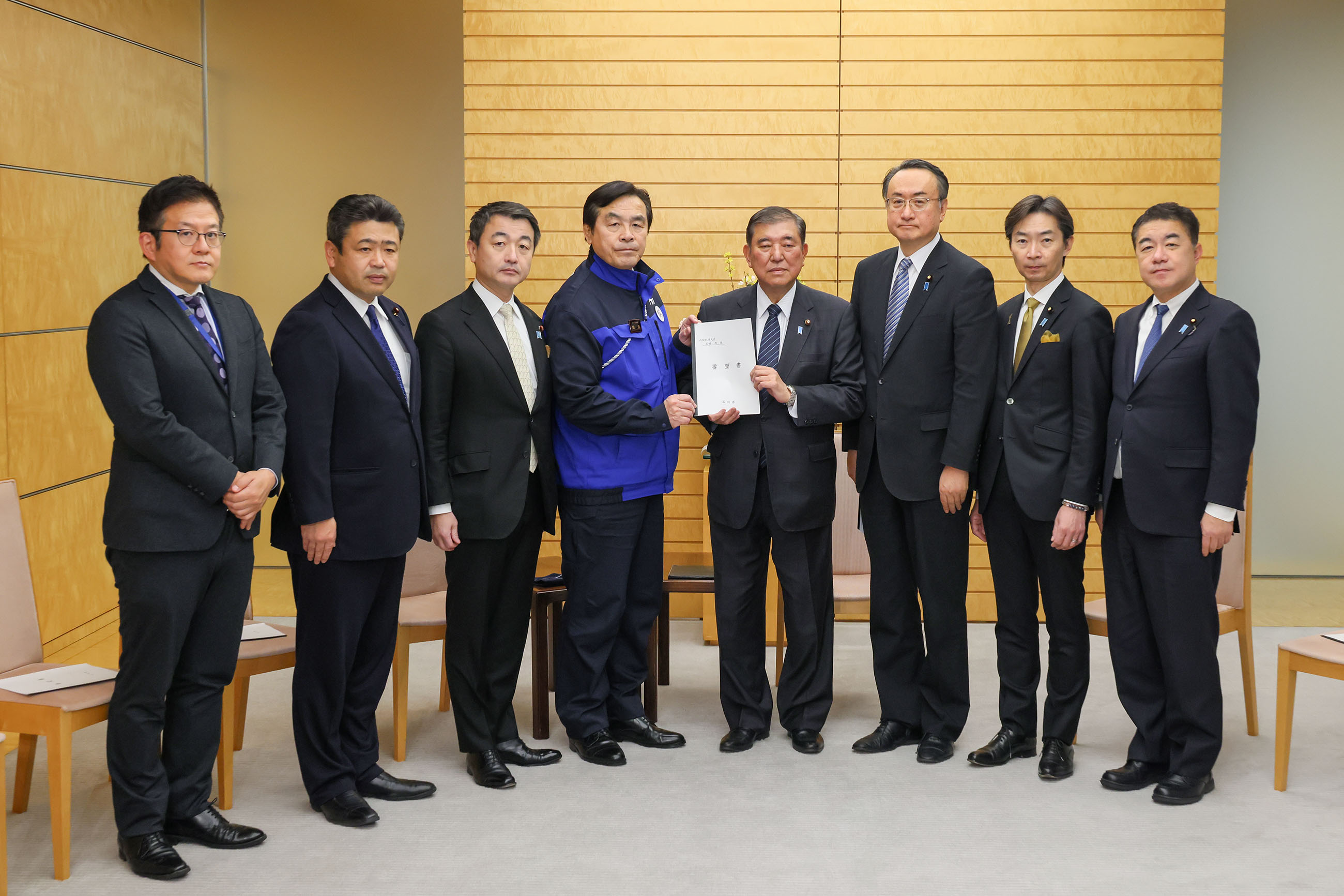 要望書を受け取る石破総理１