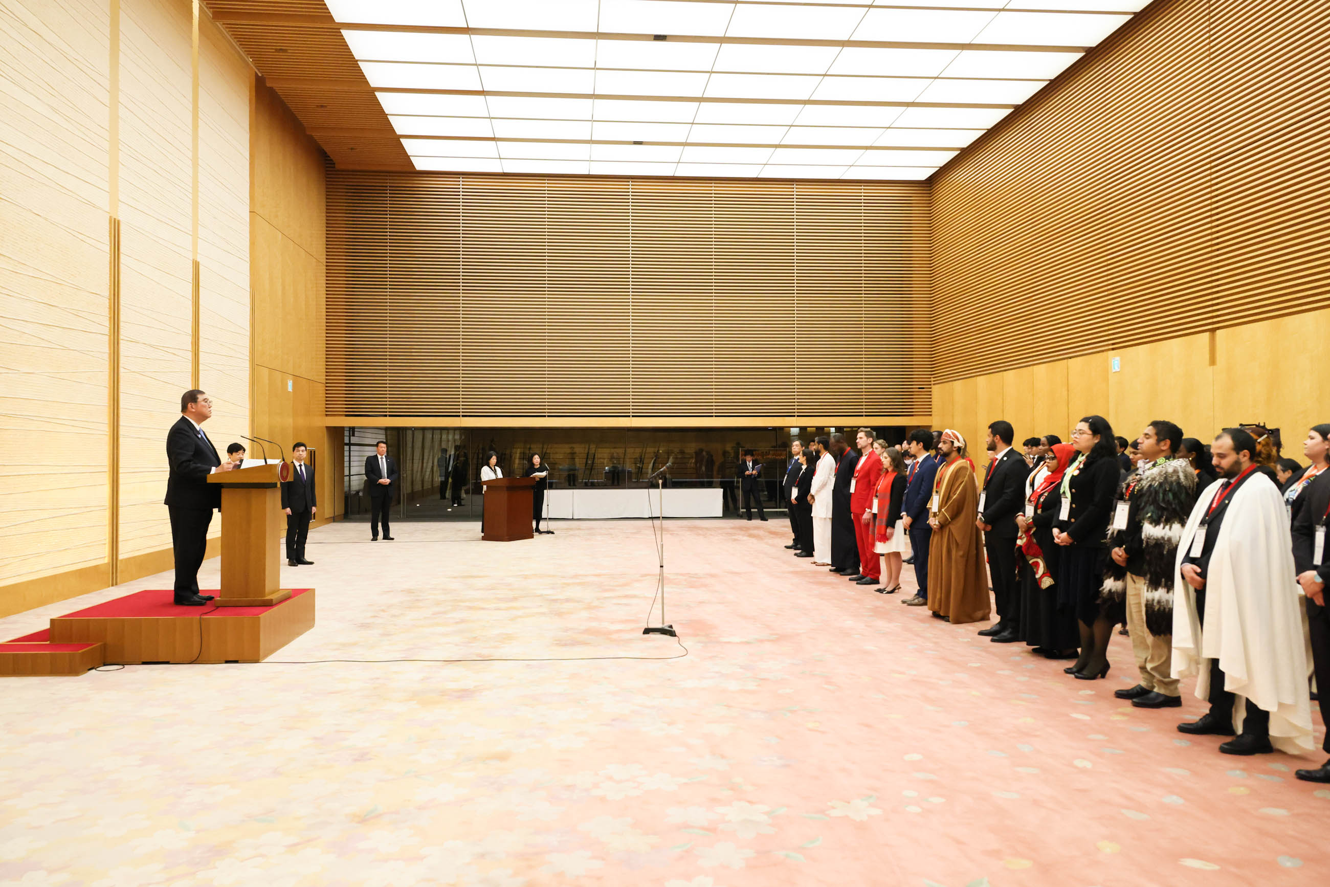 挨拶する石破総理２