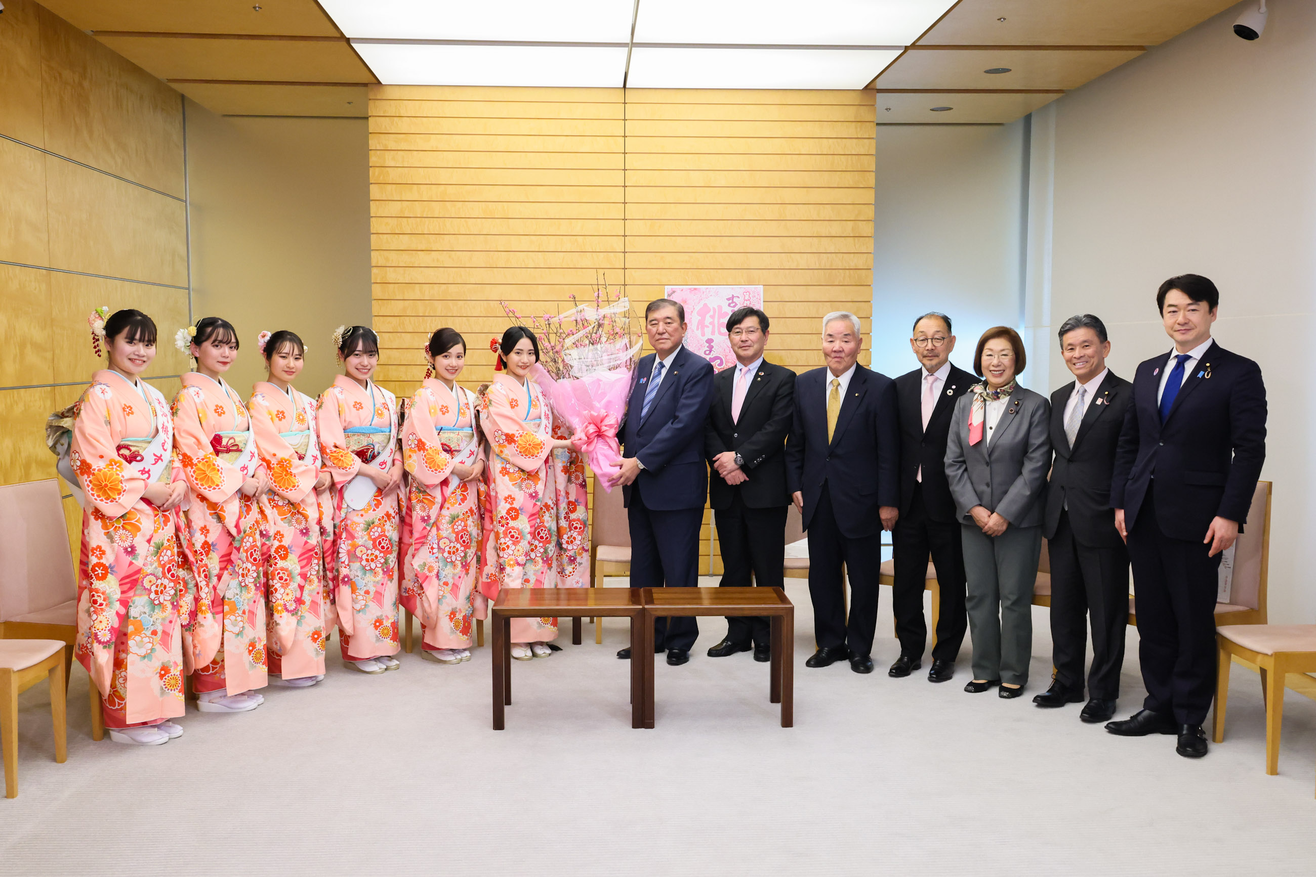 表敬を受ける石破総理１