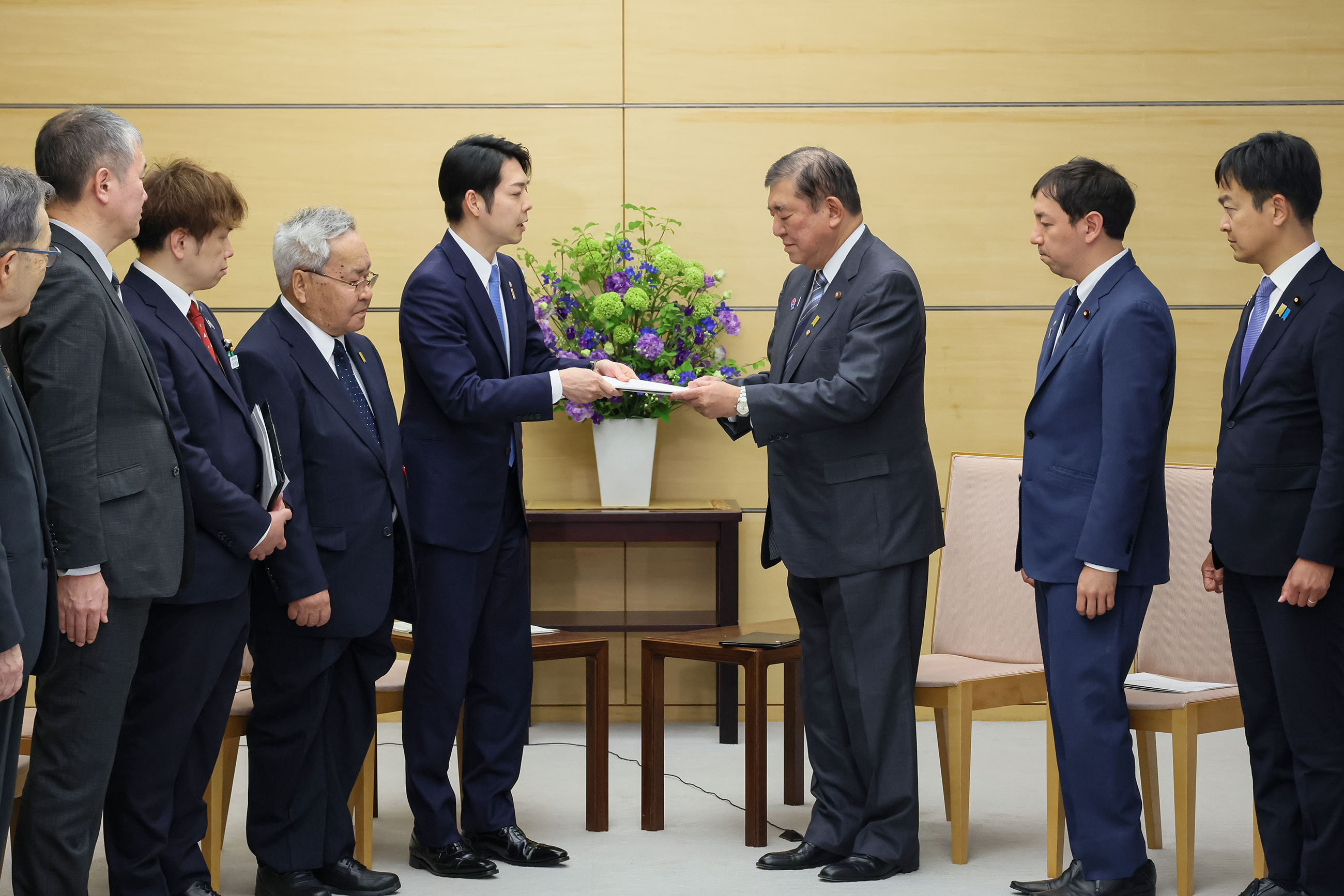 要請を受ける石破総理２