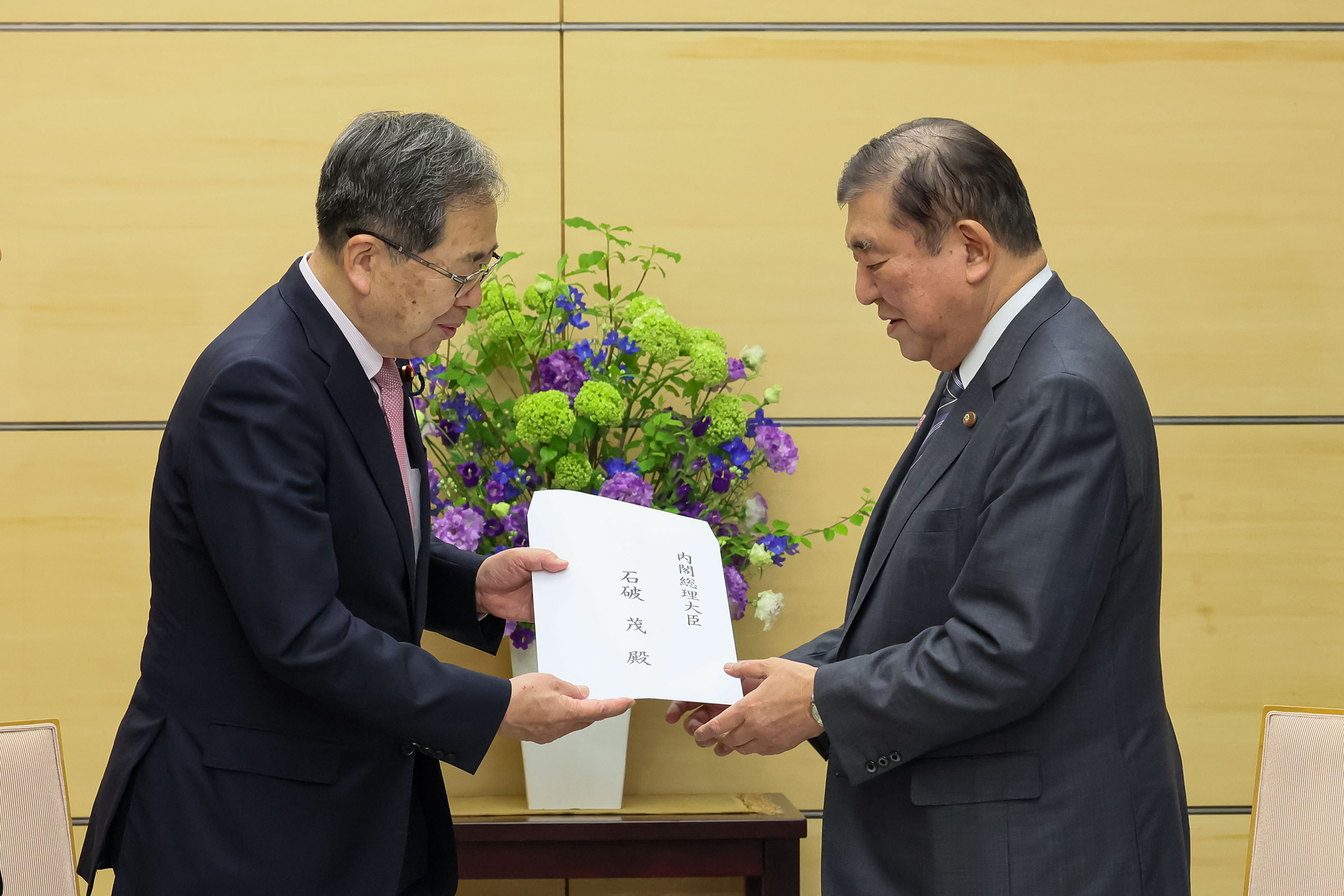 「平和創出ビジョン」を受け取る石破総理２