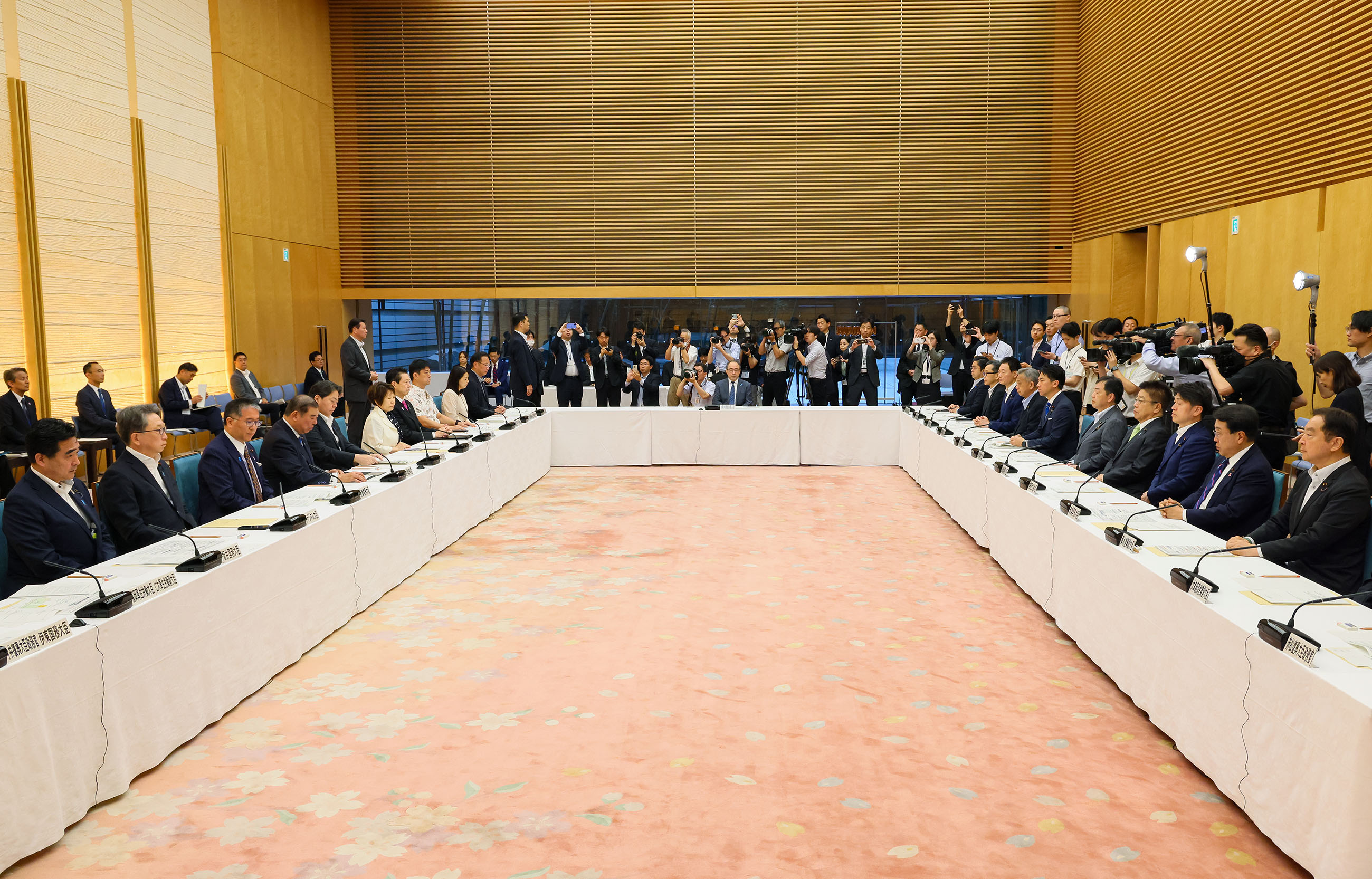 会議のまとめを行う石破総理２