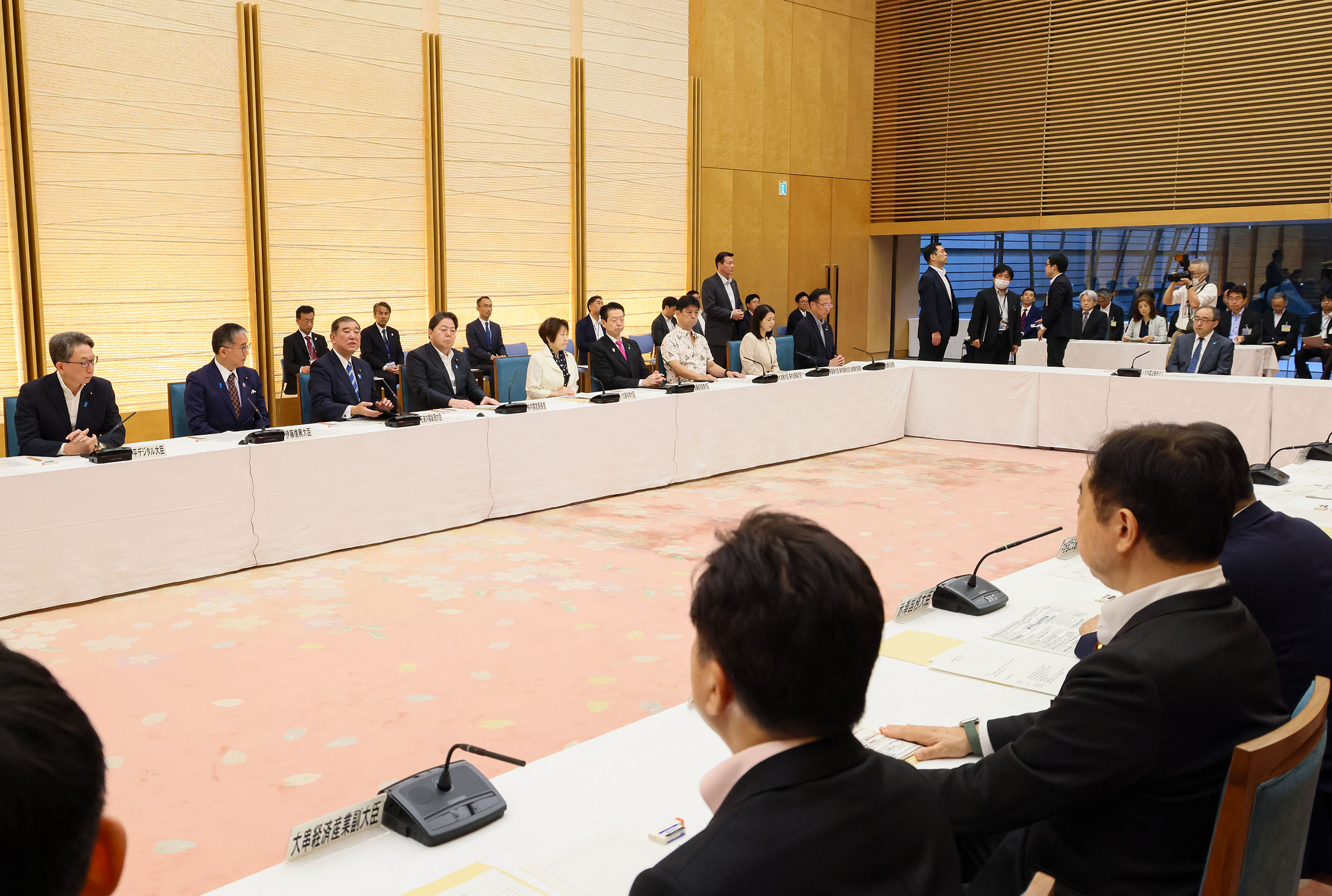 会議のまとめを行う石破総理３