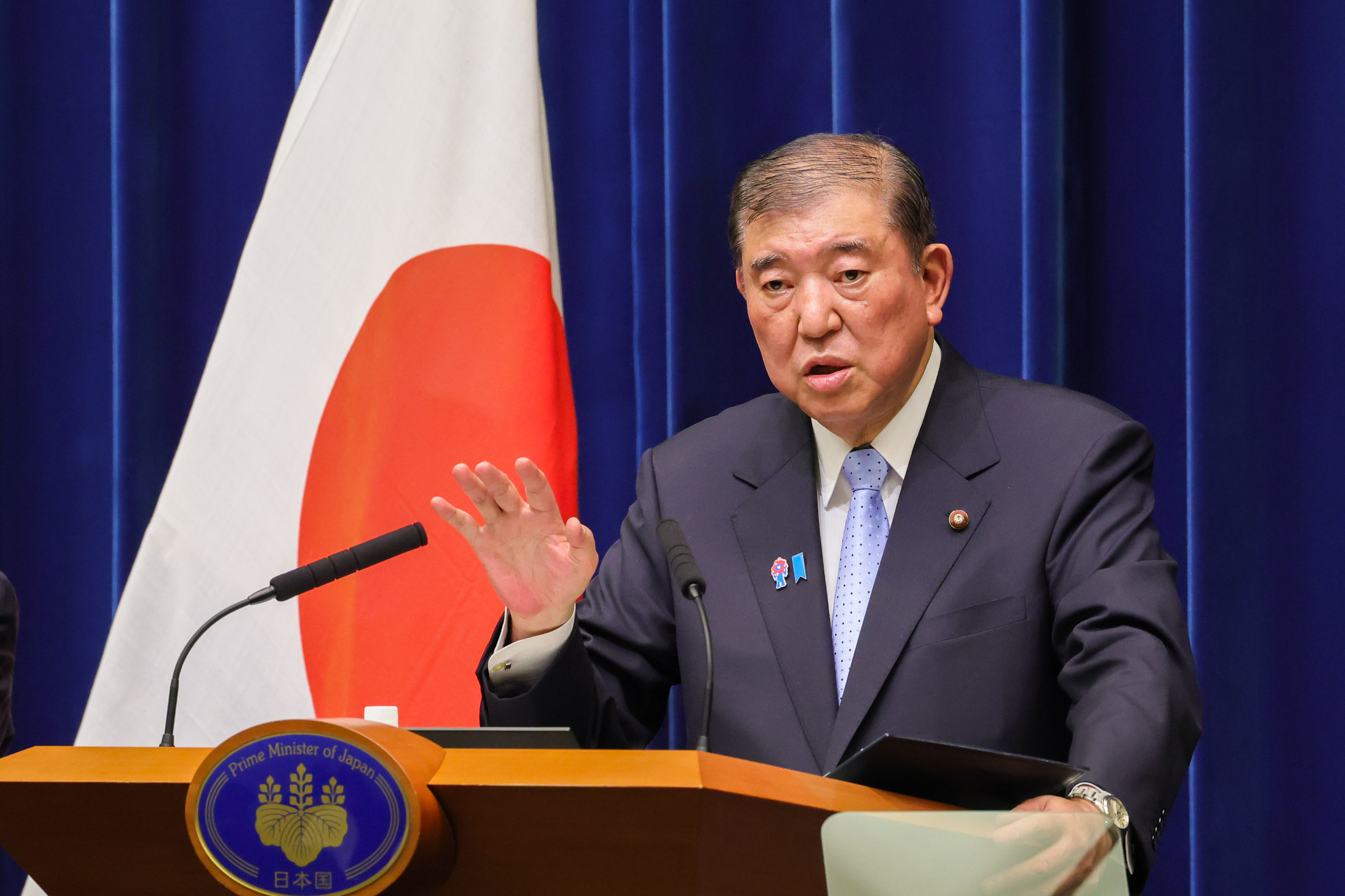 記者の質問に答える石破総理１