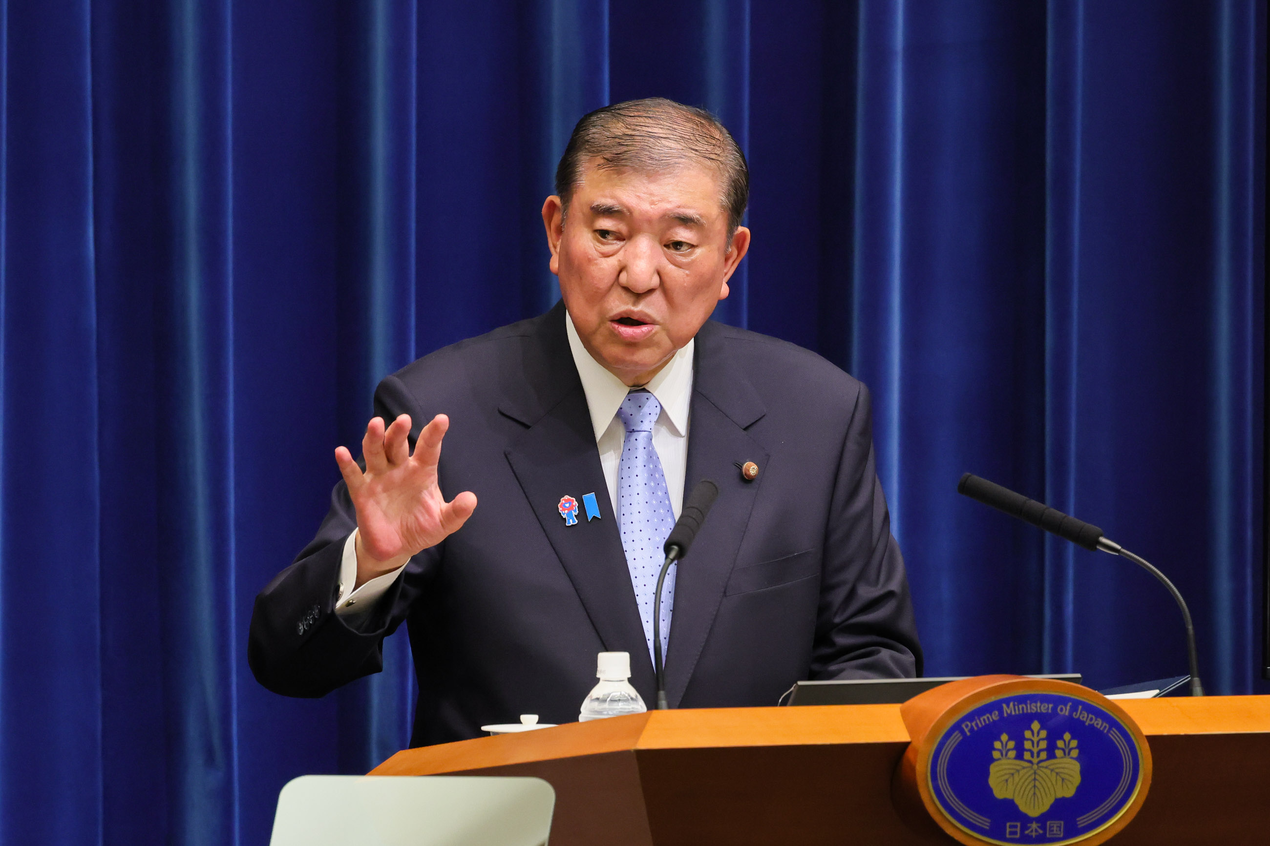 記者の質問に答える石破総理２