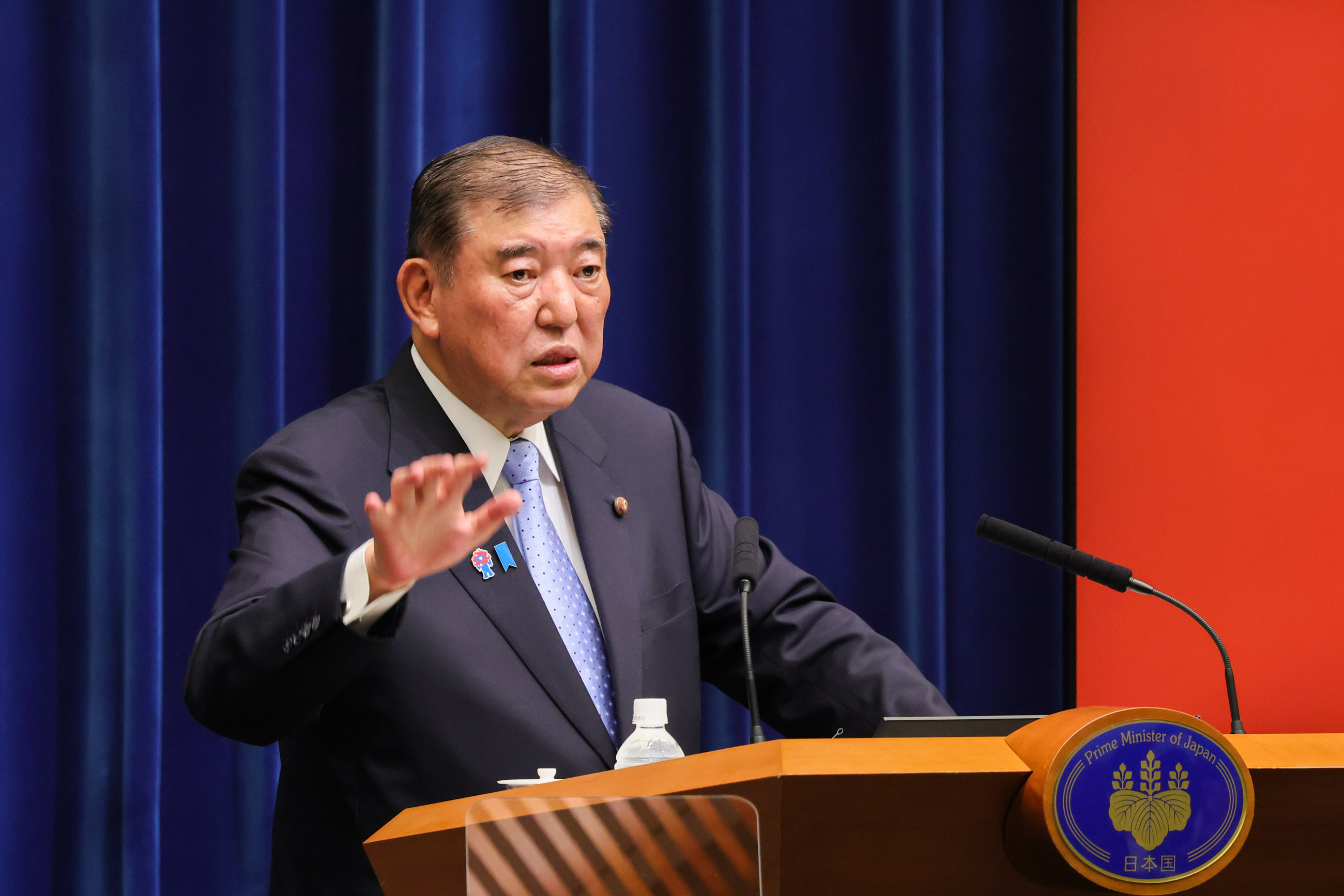 記者の質問に答える石破総理４