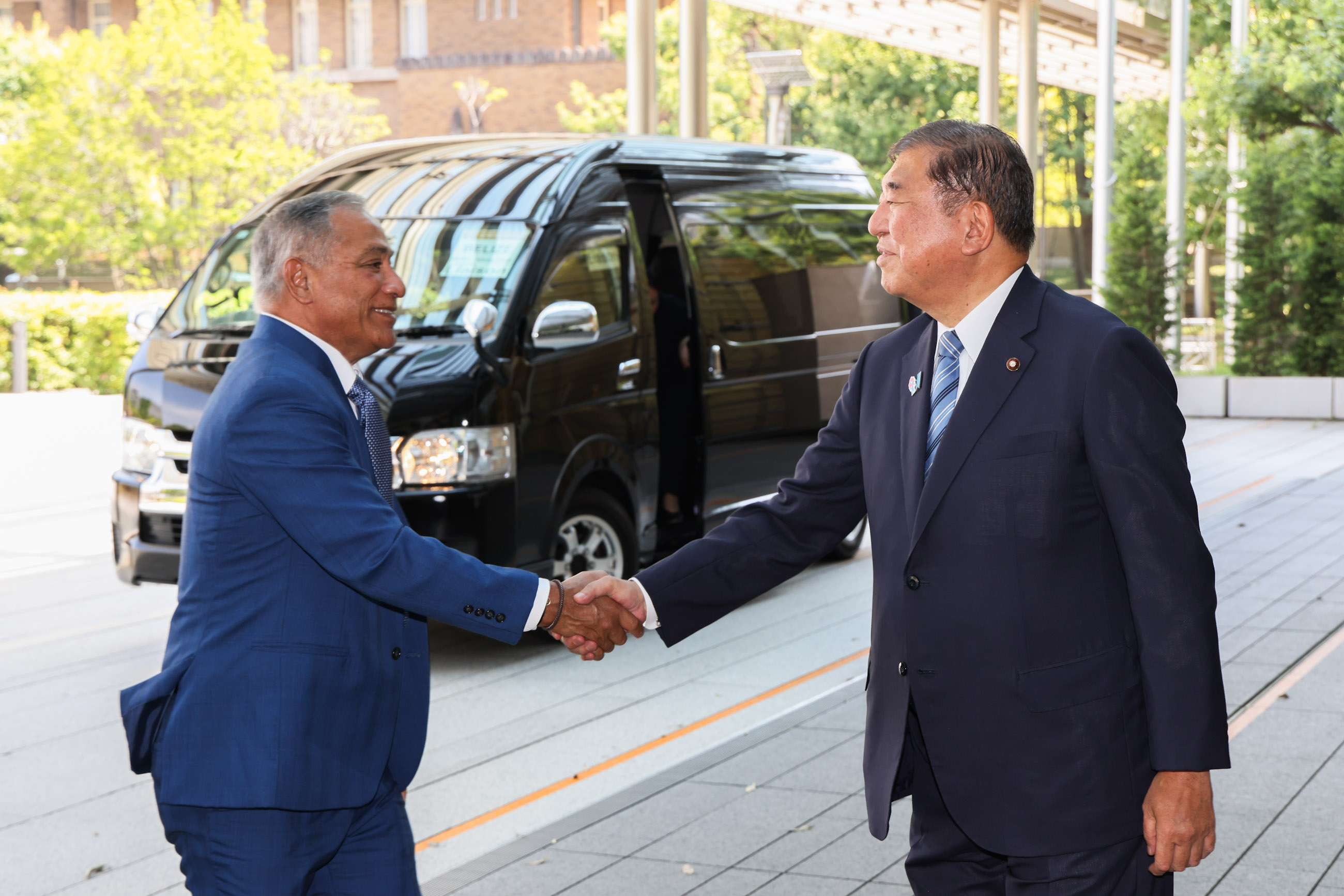 ブリセーニョ首相を出迎える石破総理