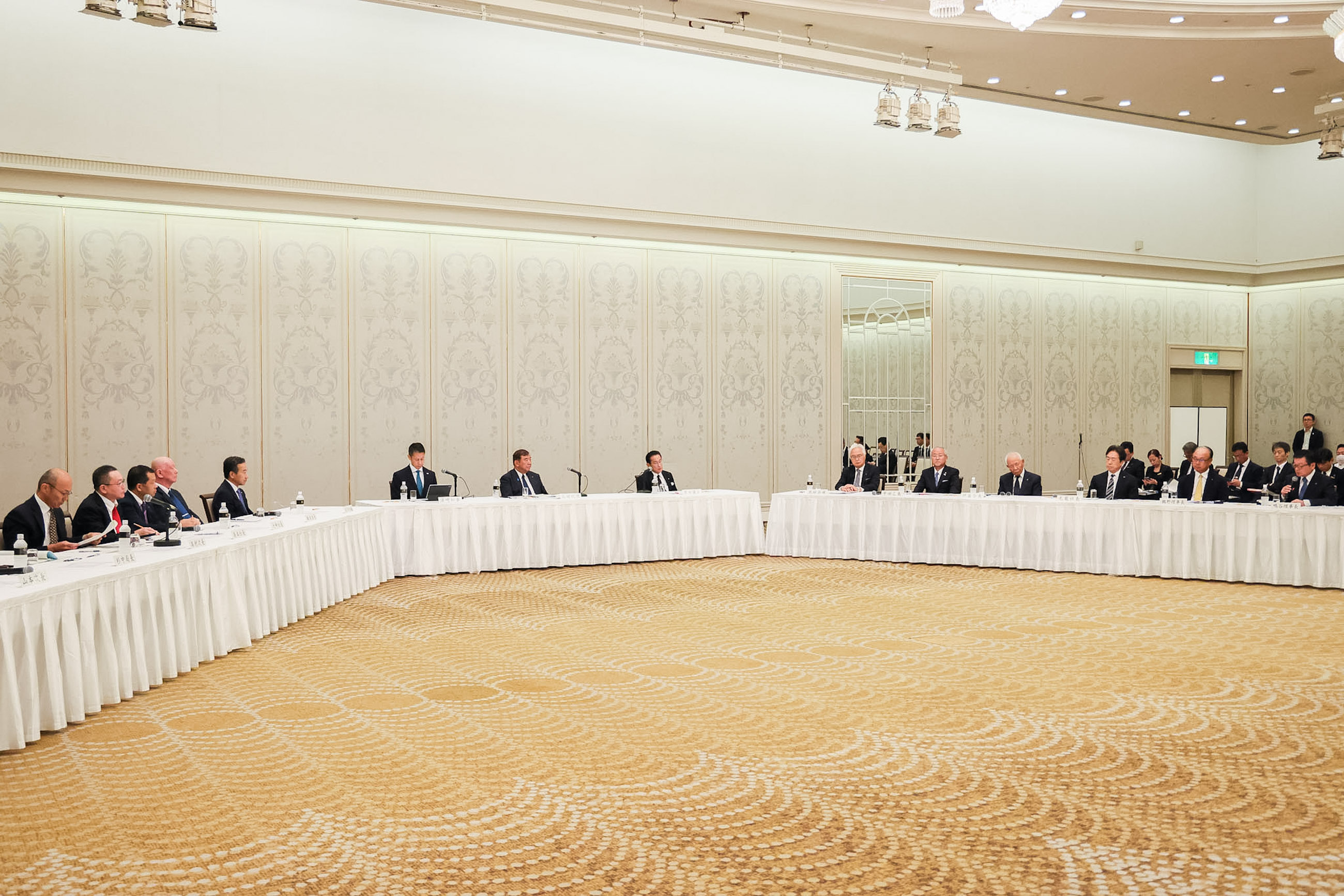 意見交換を行う石破総理５