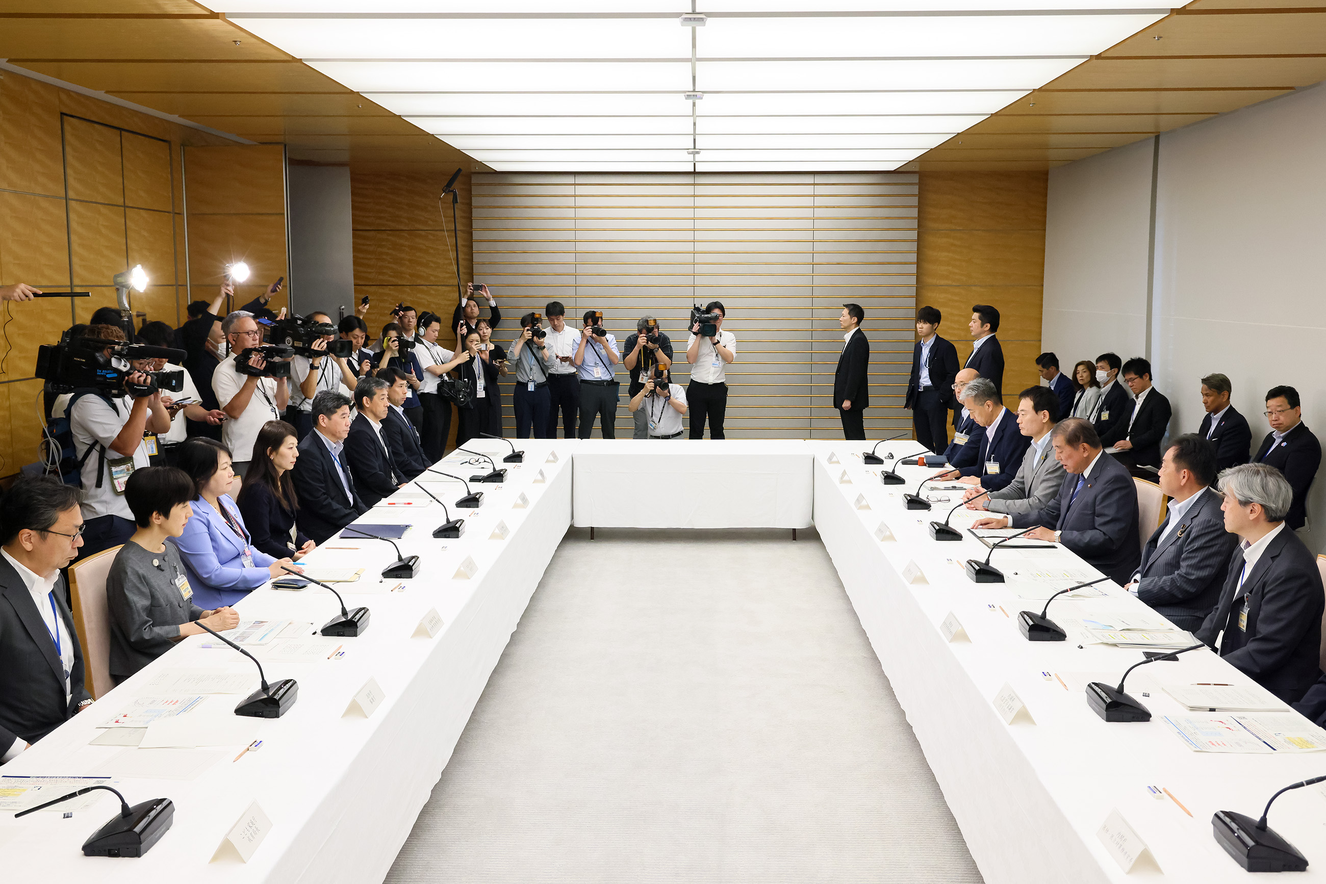 会議のまとめを行う石破総理３