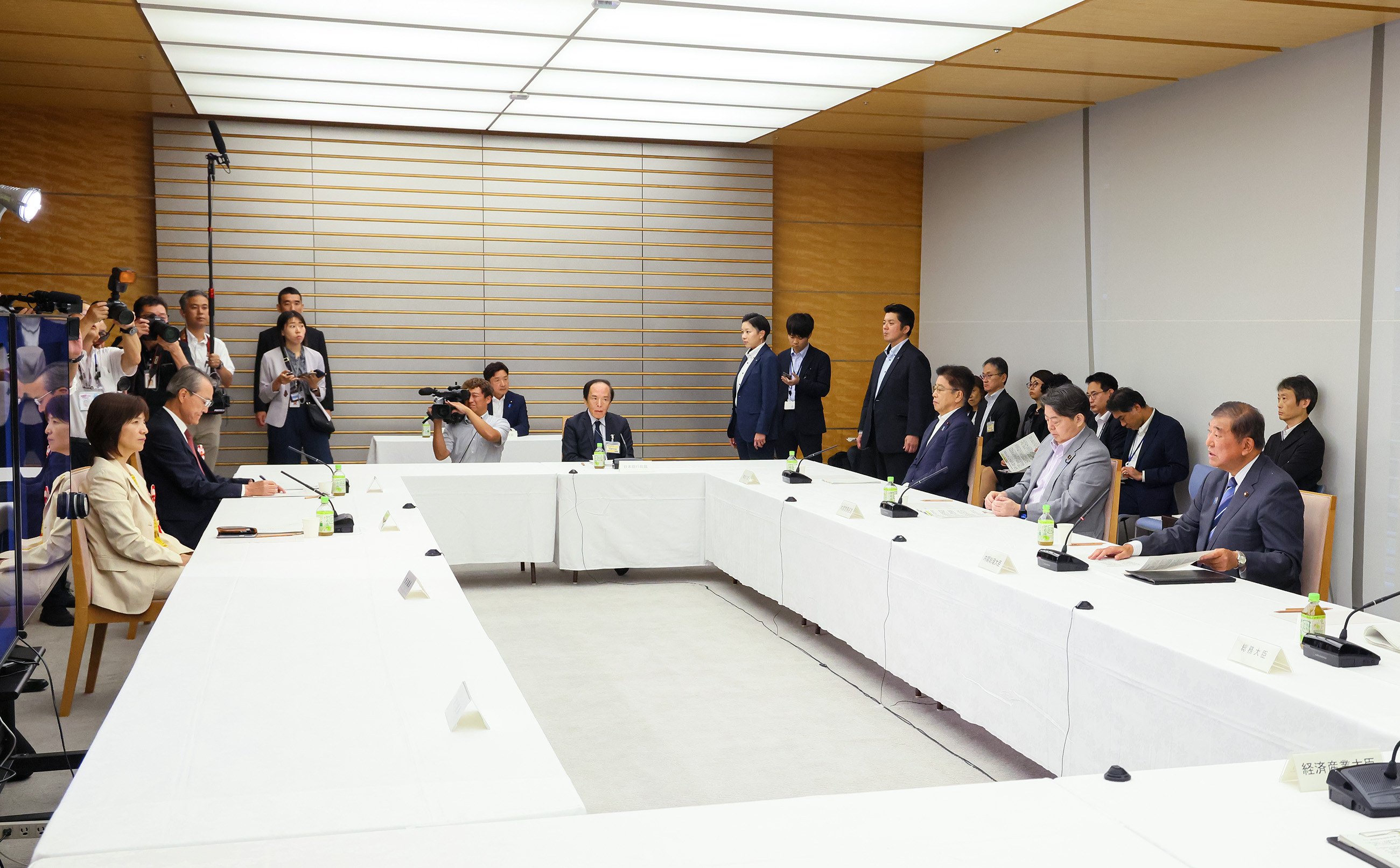 会議のまとめを行う石破総理２