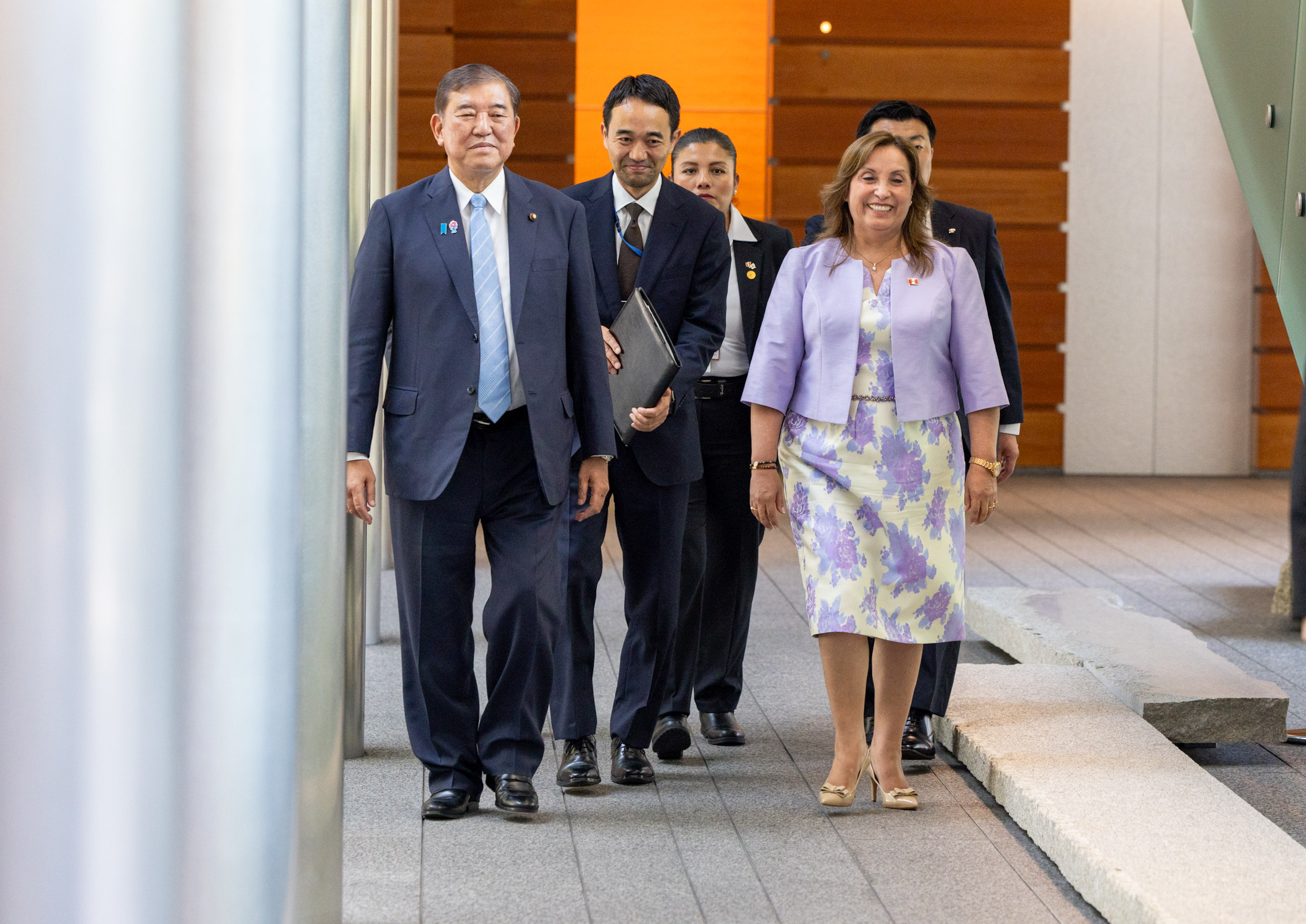 文書署名式に臨む両首脳