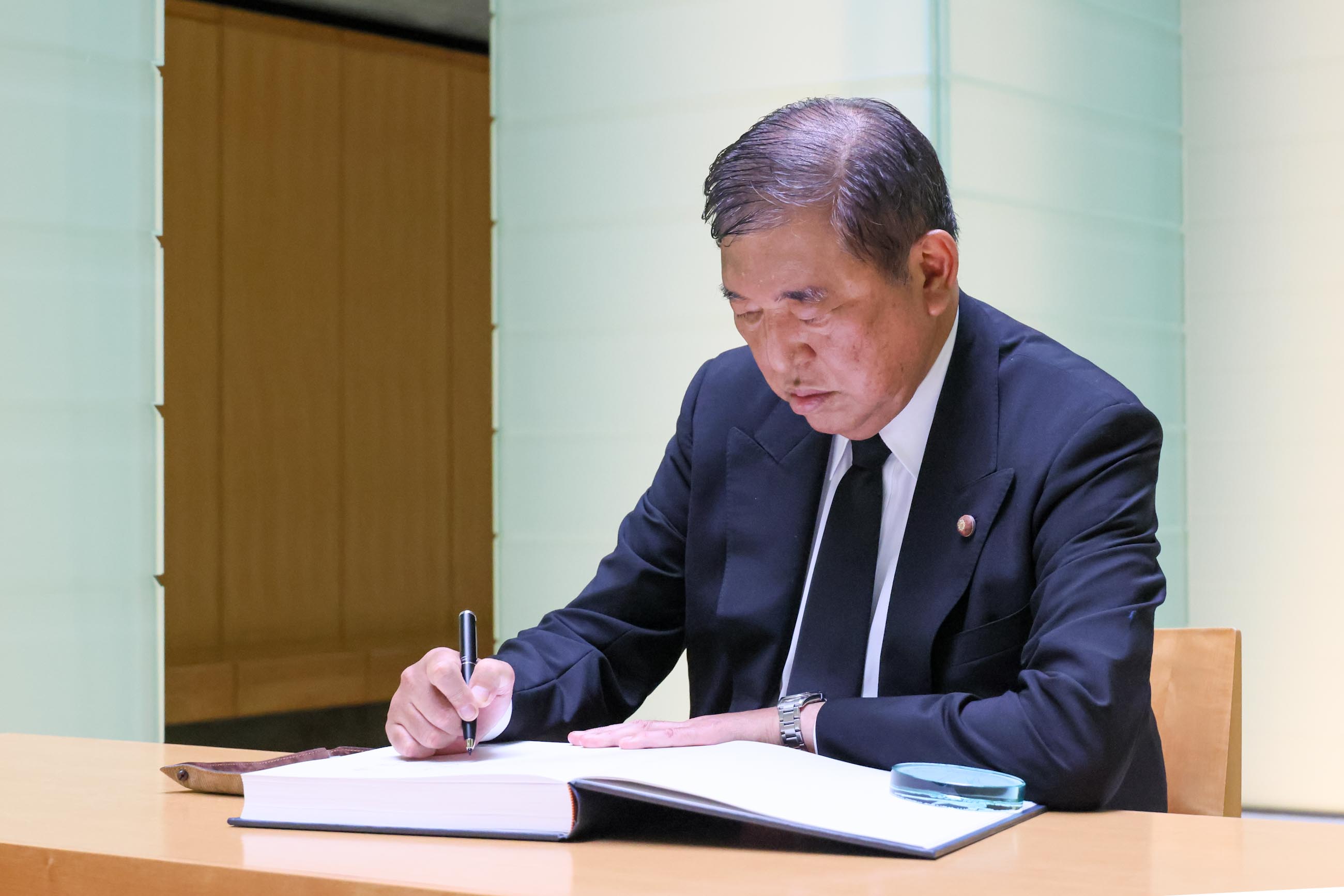 原爆資料館を視察する石破総理４