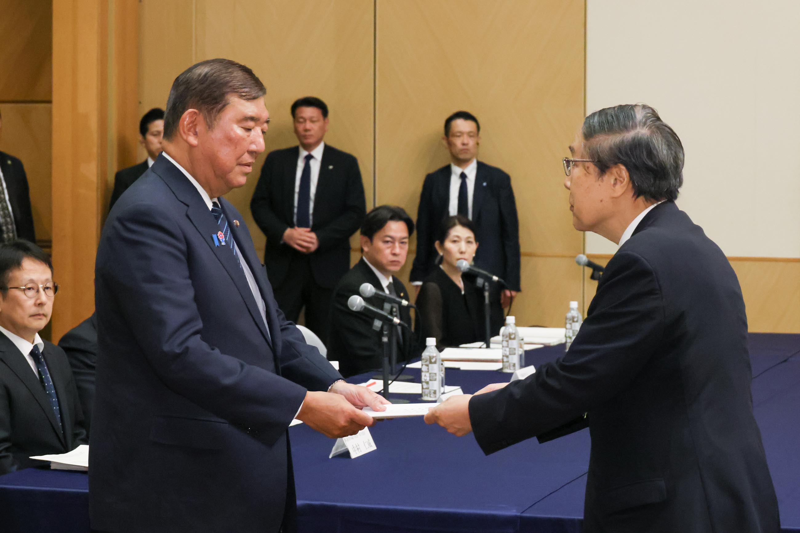 被爆者代表から要望書を受け取る石破総理１